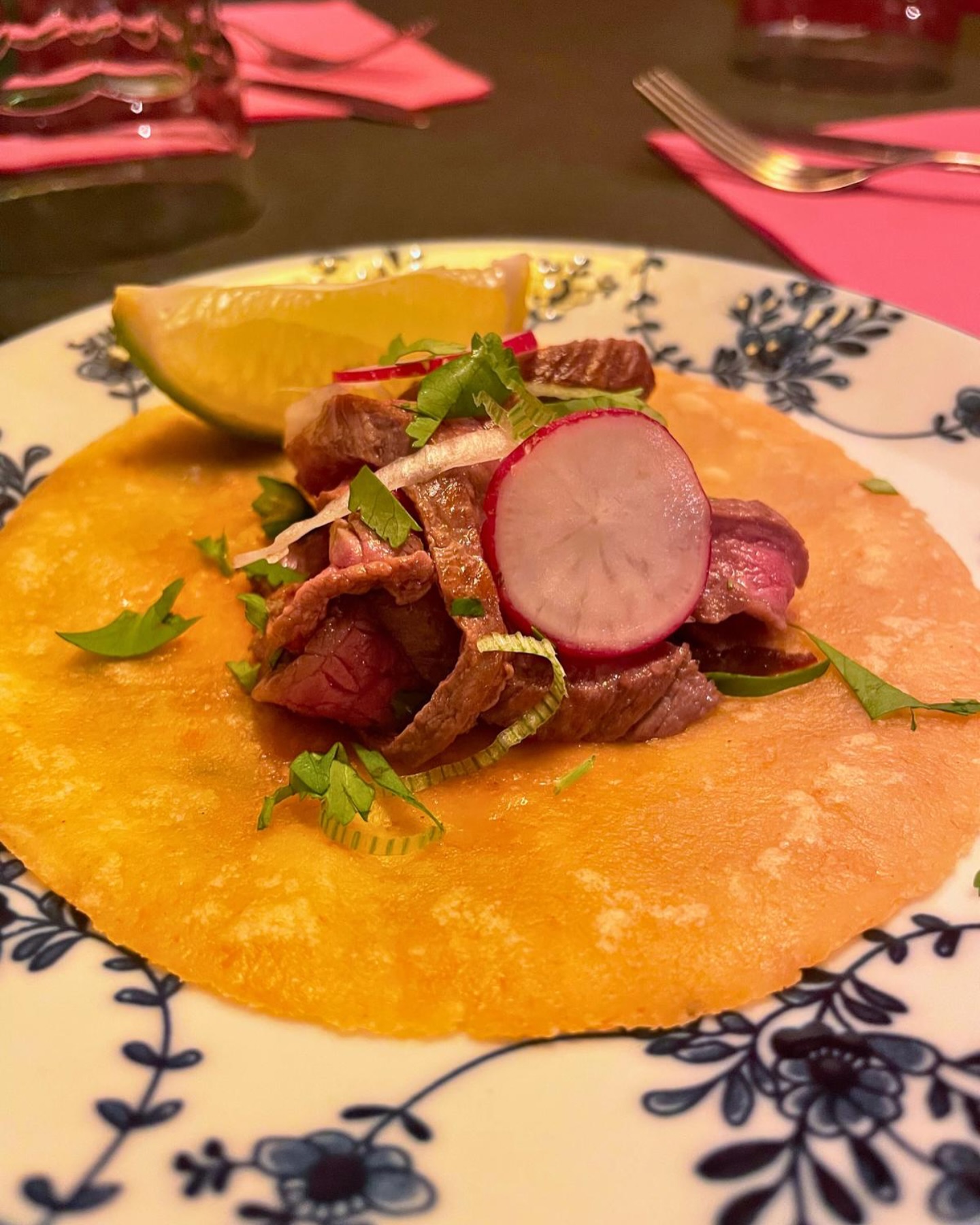 Taco Alma Latina con Black Angus Piemontese,
allevato a Cuneo.
Un taglio scelto per la sua marezzatura, perfetto
per una cottura veloce e succosa.
Ravanello, cipollotto, coriandolo e lime fresco.
Tutto qui, perché è già come deve essere.
Grazie a @macelleriadauria per la qualità della carne
#AlmaLatina #tacos #blackangus #glutenfree