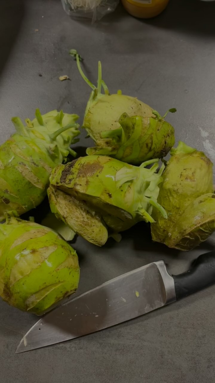 Was passiert eigentlich mit unserer B-Ware???
Tatsächlich gibt es sowas meiner Ansicht nach nicht wirklich und ich find Handelsklassen ziemlich dumm, weil es einfach nur Lebensmittelverschwendung ist.
Aber JA es gibt Gemüse das auswächst oder einfach nicht so wird wie man es gerne hätte. Also versuchen wir das ganz einfach zu verarbeiten!!!
In diesem Jahr bekommen wir hoffentlich den Hofladen und die Produktion fertig gestellt, dann wird das Alles weiterveredelt.
Bis dahin essen wir das einfach selber…
Und mal ehrlich, gibt es was besseres als Kohlrabi-Schnitzel???
Ok ja da gibts noch einiges mehr, und paniert ist sowieso irgendwie alles lecker!!!
Dazu gab es auch noch richtiges Schnitzel vom Bio Weideschwein vom @biohofreinhardt
Dann noch ein Doppeldotter Ei, und gecrashte Cornflakes, dann ist das Ganze nicht nur lecker sondern auch noch gleich Glutenfrei, da meine beiden Girls das auch nicht vertragen!
Also weggeschmissen wird nix und es lässt sich aus allem was zaubern 🤩🤩🤩
#permakultur #passau #regional #glutenfrei #schnitzel #landkreispassau #food #instafood #doppeldotter #farmlife #bauernhof #bio #essen #kohlrabi #glutenfree #cornflakes #gemüse #diy #bware #stillfood #ressourcen #nachhaltigkeit