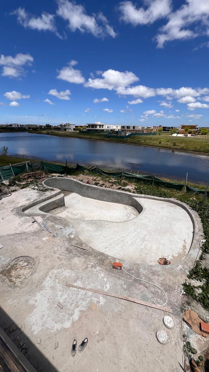 CASA •ML
Proyecto de arquitectura, diseño y paisajismo
Ubicada en la provincia de Buenos Aires, en el barrio Puertos del Lago, un nuevo sector inmobiliario destacado de la zona.
El mandante nos encarga esta fabulosa casa meticulosa en casa detalle de diseño que pronto podremos mostrar.
Estamos en proceso de construcción y te vamos a mostrar cada detalle.
#studiobarlainteriordesign
www.studiobarla.com
#visualizacionarquitectonica #interiordesign #paisajismoargentina #arquitecturainterior #interiorismo #estudiodeinteriorismo #theinteriordesigner #arquitecturainteriores