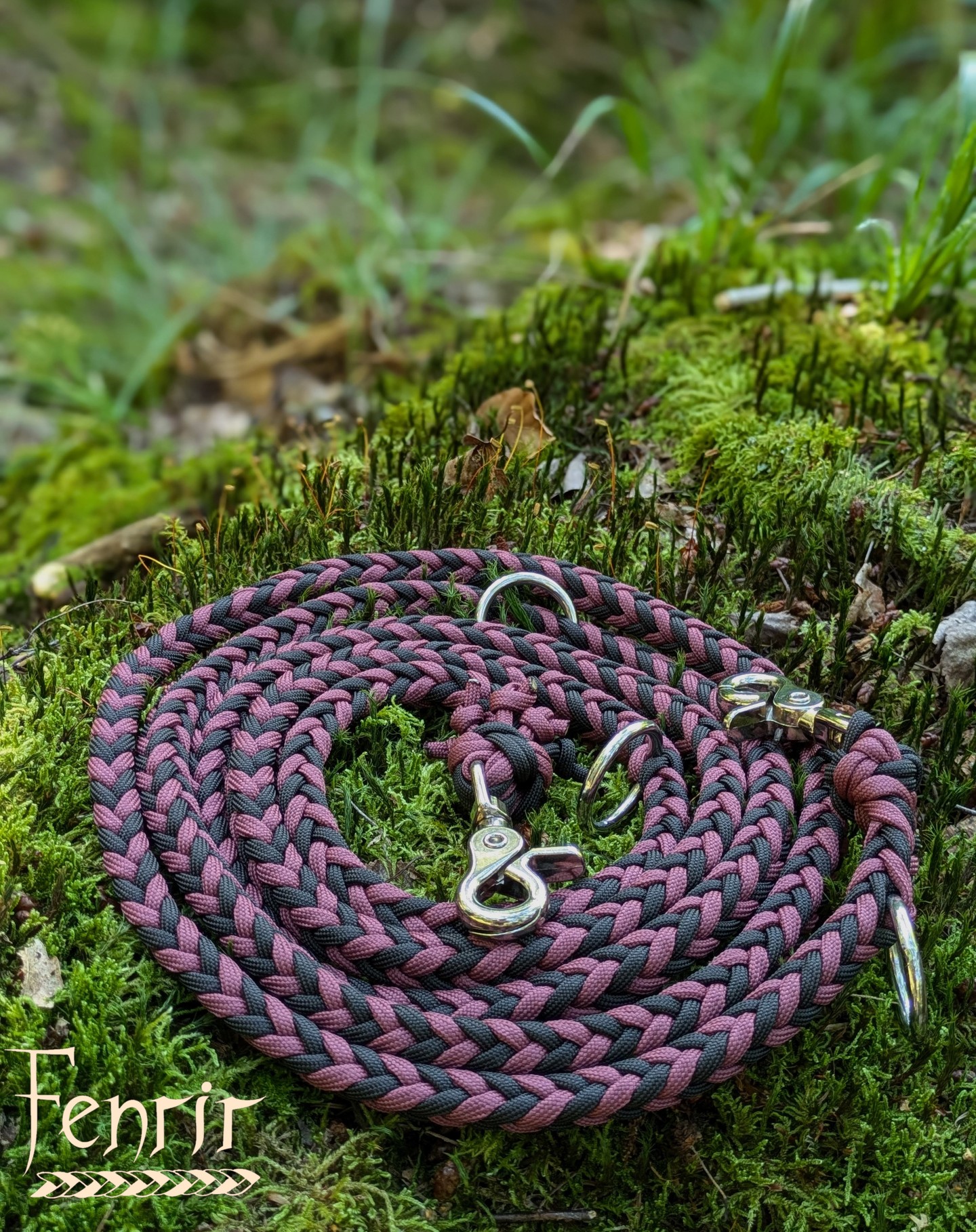 2 farbige Leine❤️🖤
#hundeliebe #hundeleine #paracord #schwarz #weinrot #handmadewithlove #smallbusiness