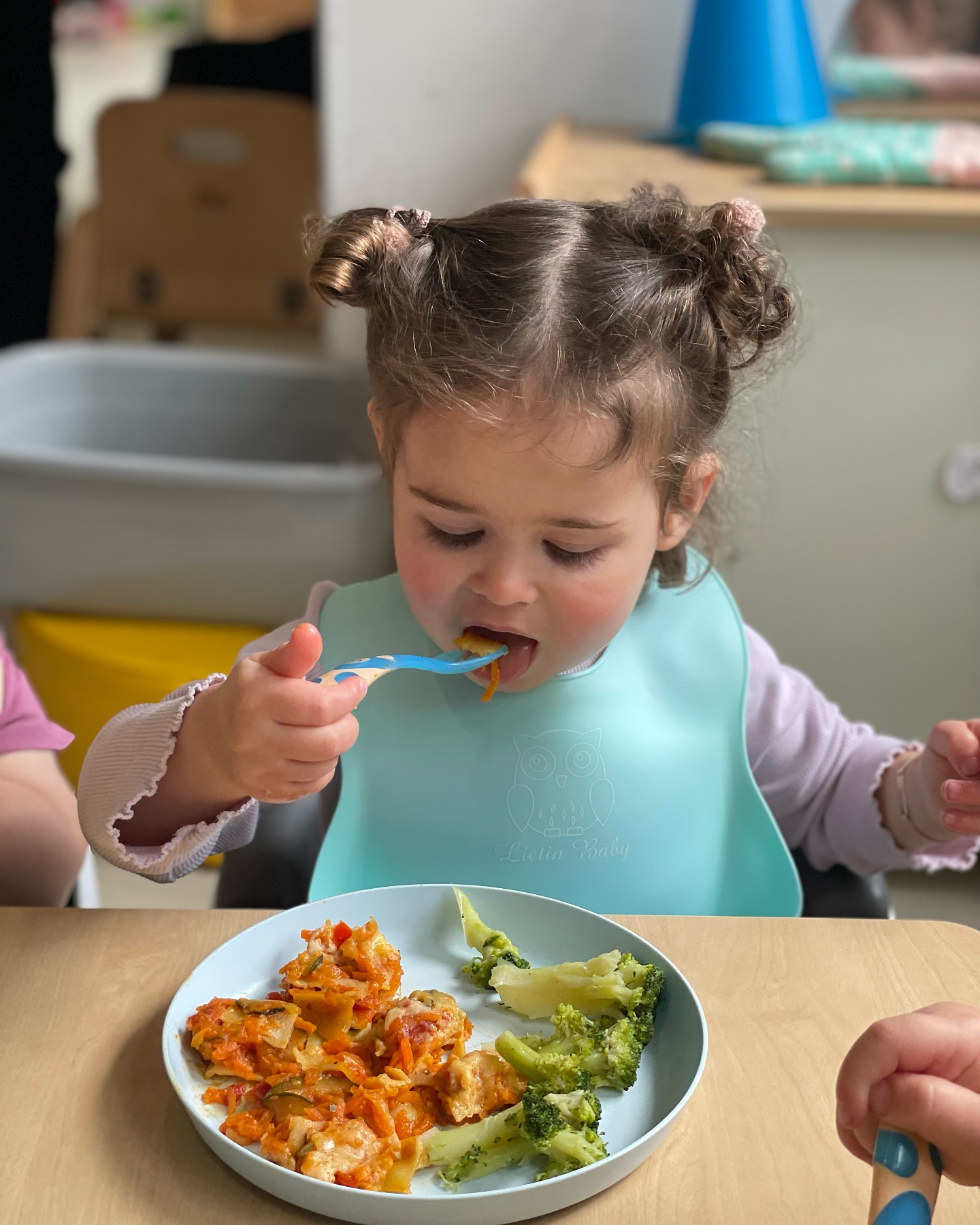 Stress-Free Mealtime Tips for Picky Eaters! 🍎🍽️
Mealtimes don’t have to be a battle! Whether your little one refuses veggies or only wants pasta, our latest blog and guide is packed with simple, practical tips to make introducing new foods easier (and more fun!). From playful food presentation to smart tracking tricks, we’re here to help take the stress out of mealtimes.
📥 Download the full guide from our website in the Parents Area – Stress-Free Mealtime Tips!
#learningthroughplay #londonnursery #education #earlyyearseducation #earlychildhoodeducation #earlyyearsteacher #earlyyearslearning #earlyyearsideas #earlyyearsplay #eyfs #eyfsinspiration #eyfsactivities #ofsted #ofstednursery #ofstedoutstanding #childcare #childeducation #childcareprofessional #childcareprovider