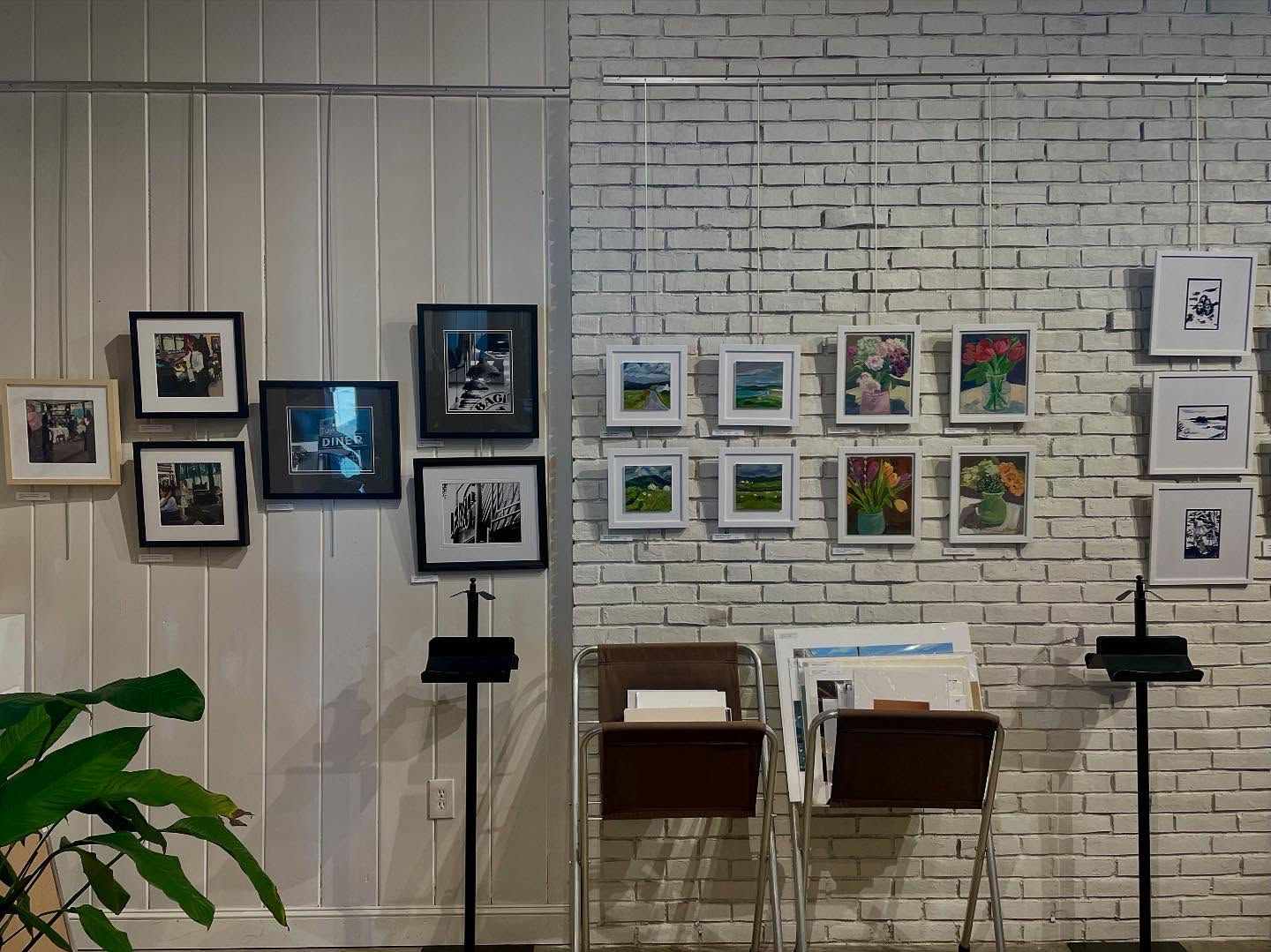 Some NEW springy artwork just in! Swing by and visit!
@lesliebbowen #tulips #achillisland #ireland #originalart #norwoodma #customartframing #whiteframes