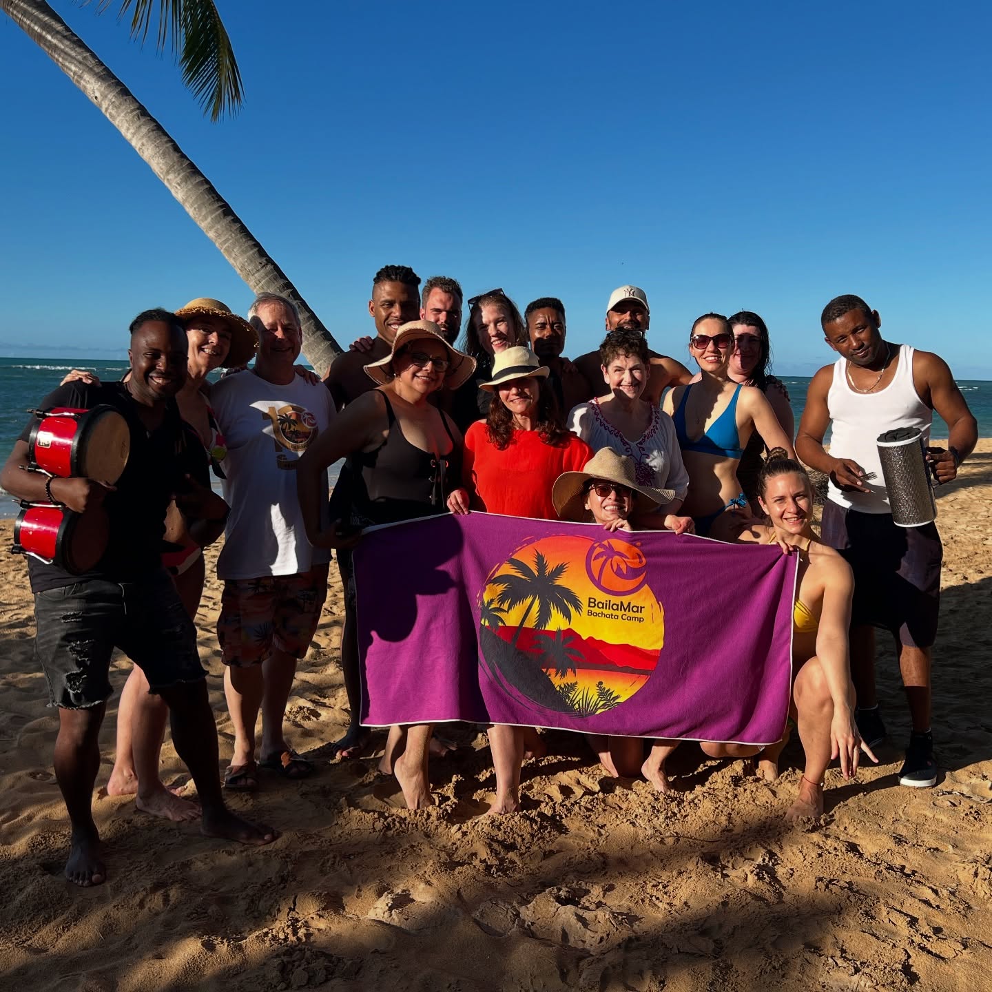 🏝️ Beach time is a fun time 🥳 … or a wonderful nap time 🤪
Every afternoon with @bailamarbachatacamp we explore different spectacular beaches of Samana. And everyone finds their own way to enjoy it 🏖️
#beach #bachata #dominicanrepublic