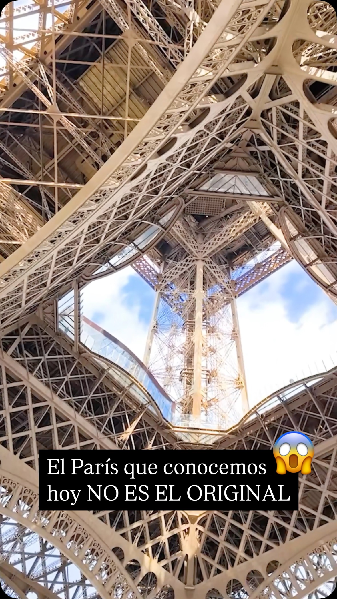 La historia del desarrollo urbano de París cambió drásticamente cuando Napoleón III decidió modernizar la ciudad medieval 🏙️
Esta transformación urbana fue dirigida por Haussmann, quien diseñó el París que conocemos hoy, demoliendo miles de edificios antiguos para crear grandes avenidas 🛣️ Un proceso que cambió para siempre el urbanismo y la arquitectura de la ciudad.
Y tu ¿sabías que el París que conocemos NO ES EL ORIGINAL?
#Urbanismo #DesarrolloUrbano #Historia #Paris #DesarrolloUrbano #HistoriaDeParis #haussmann #GeorgeHaussmann #arquitectura #planificacionurbana #planeacionurbana #historiaurbana #historiadelasciudades