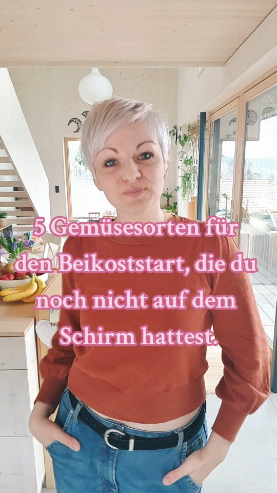 All diese Gemüsesorten sind ab Tag 1 des Beikoststarts in geeigneter Zubereitungsform geeignet. Heißt: so weich gegart, dass du es easy zwischen Daumen und Zeigefinger zerdrücken kannst. Beim Pak Choi würde ich dünne Streifen anbieten, beim Spargel anfangs eher nur die Spitzen (wegen der Fasern), die Artischockenblätter möglichst groß lassen zum aussaugen/abknabbern.
Wie immer gilt: beobachte dein Kind und passe die Form ggf an. Aber: es muss nicht immer Brei sein - Beikost nach Bedarf, also so mal so je nach Situation klingt doch auch gut, oder?
Wie macht ihr das?
Eure Tamara
BFB bindungsorientierte Familienbegleiterin®
Raum Rosenheim und Chiemsee
#elterntipps #mamatipps #mamatippsundtricks #momhacks #beikost #beikoststart