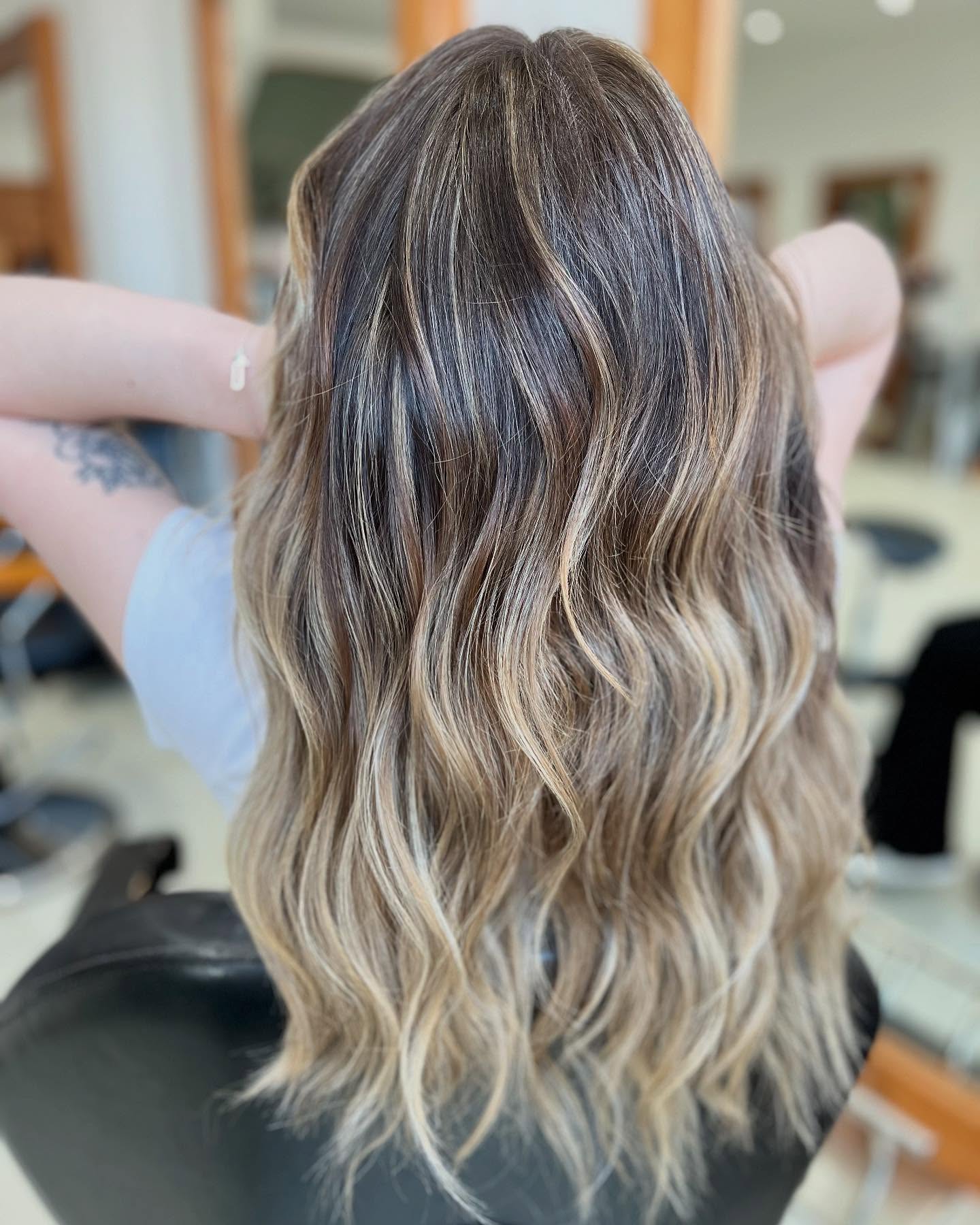 The difference a simple foliage and money piece can make!
👉🏻Swipe to see the before 👉🏻 ✨hair done my Mariah ✨