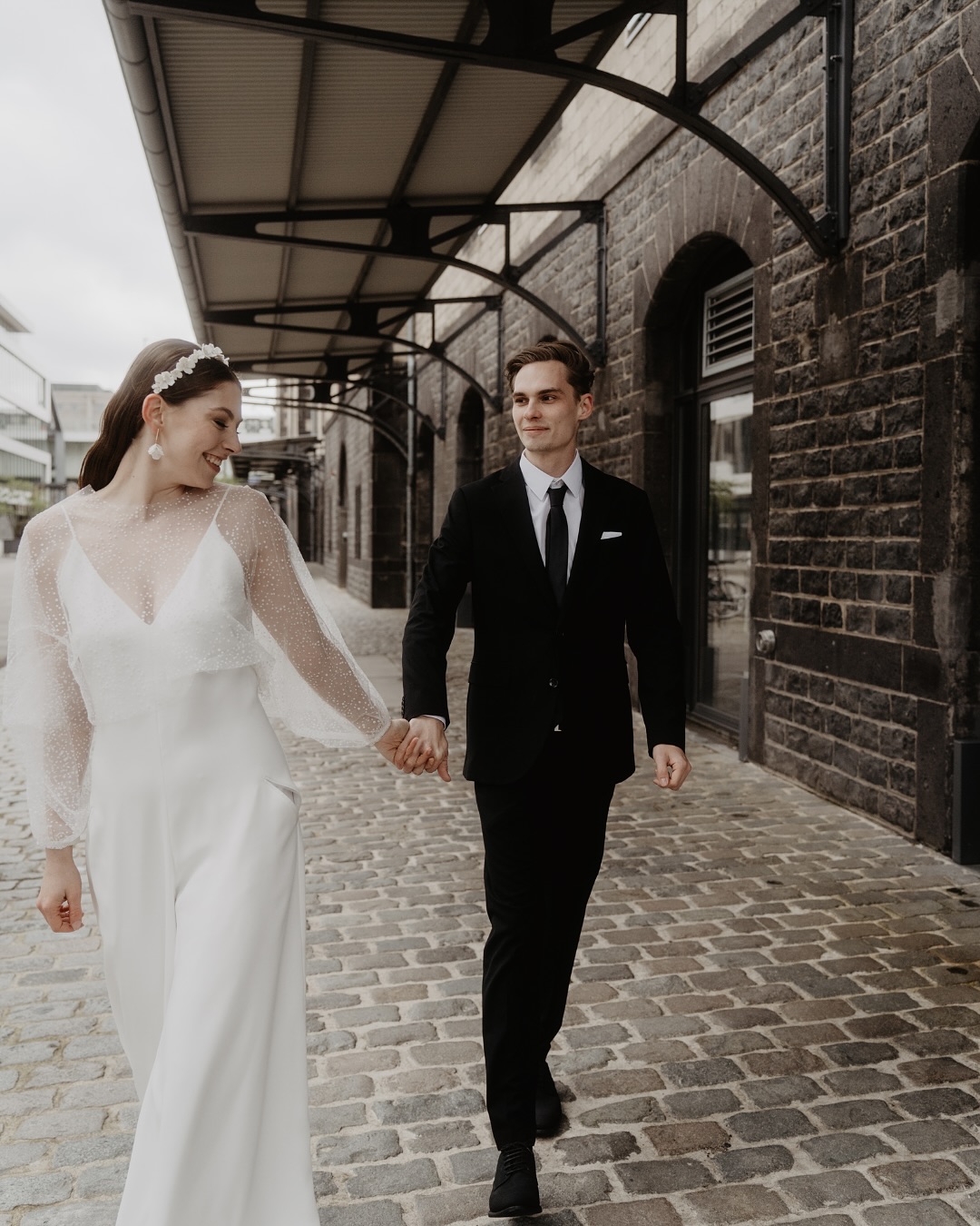 urban wedding shooting 🤎
Couple: @julia.simpfendoerfer & @david_harija
Styling: @leaeiselt.brautstyling
Brautmode: @atelier_miss_blanche
#bridalshooting #brautmode #hochzeit #weddingvibes #hochzeitsfotografin #cologne #brühl
HOCHZEIT
HOCHZEITSFOTOGRAF
WEDDING
PAARSHOOTING