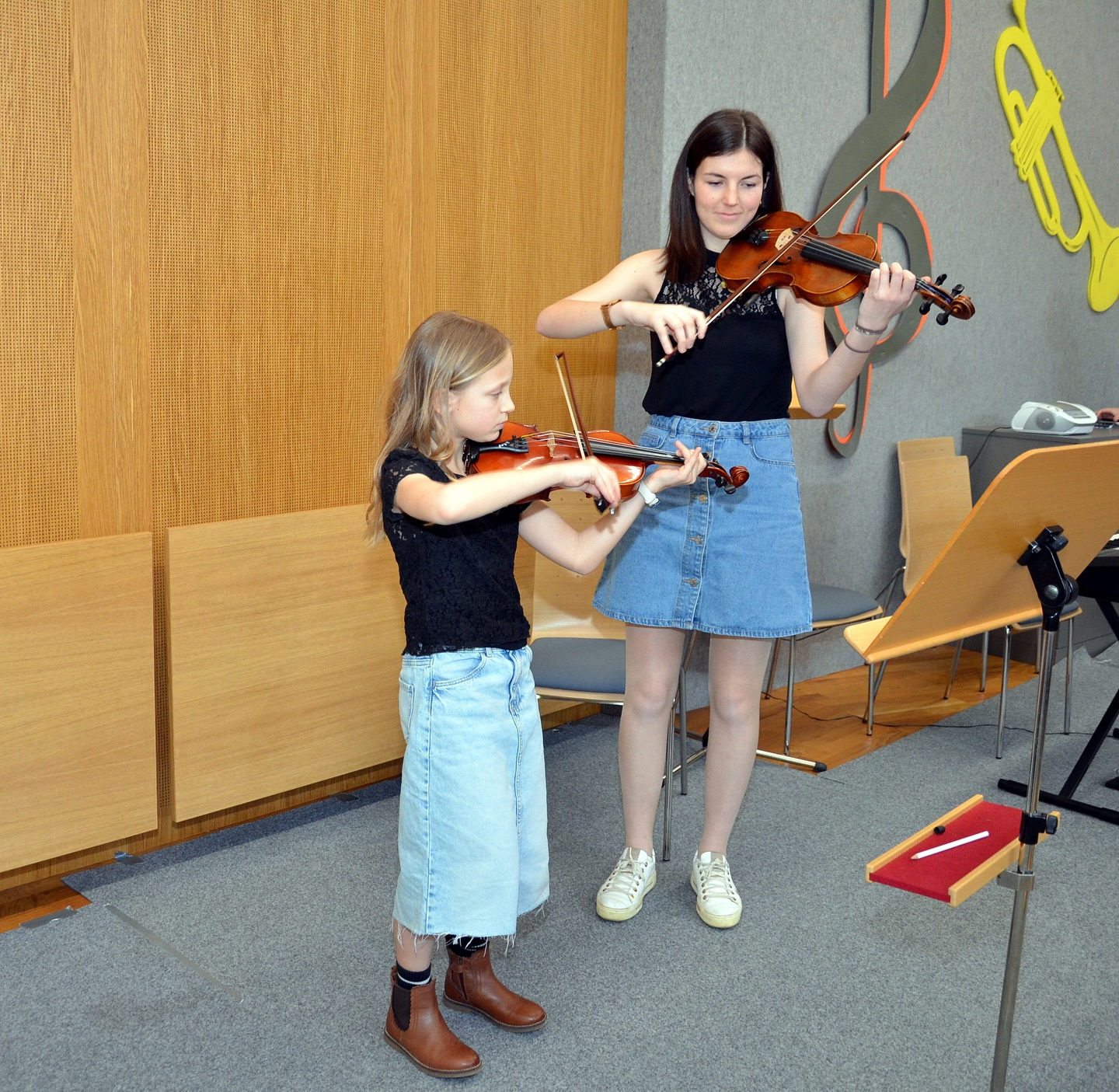 🎶Junge Talente auf der Bühne 🎶
Auch dieses Jahr veranstaltete unser Jugendteam „Junge Talente auf der Bühne“.
Erstmals fand die Veranstaltung im Musikheim Herzogsdorf statt, wo am 9. März 20 Kinder mit ihren vielfältigen musikalischen Talenten auftraten. Kinder und Jugendliche unterschiedlichen Alters zeigten ihre Talente, manche spielen noch nicht mal ein Jahr, andere schon fast ihr halbes Leben lang. Was uns heuer besonders freute, war, wie vielfältig unsere junge Talente aus Herzogsdorf sind. Von fetzigen Schlagern, zu traditionellen Polkas bis hin zu klassischen Stücken oder berührenden Balladen, die jungen Musikerinnen und Musiker beeindruckten das Publikum mit ihrem Können.
Was an dieser Stelle nicht unerwähnt bleiben sollte, ist, dass eine Woche vor „Junge Talente auf der Bühne“ eines unserer jungen Talente beim Landesbewerb von Prima la Musica mitgespielt hat. Martin Stadlbauer hat mit seinem Xylophon und Paukenspiel die Jury begeistert und holte den ersten Platz mit Auszeichnung. Dazu möchten wir herzlich gratulieren. 👏🏼🥇
Nach den musikalischen Darbietungen gab es kühle Getränke, selbstgebackene Weckerl und Kuchen, sodass der gemeinsame Nachmittag mit den „jungen Talenten“ einen gemütlichen Ausklang fand.
Ein großes Dankeschön geht an alle Kinder und Jugendlichen, die mitgemacht haben und diese schöne Veranstaltung erst möglich gemacht haben – ihr könnt wirklich stolz auf euch sein!
#jungetalenteaufderbühne #herzogsdorf #musikvereinherzogsdorf #musikverein #jugendförderung #musik #freudeandermusik #urfahrumgebung #veranstaltung #oberösterreich