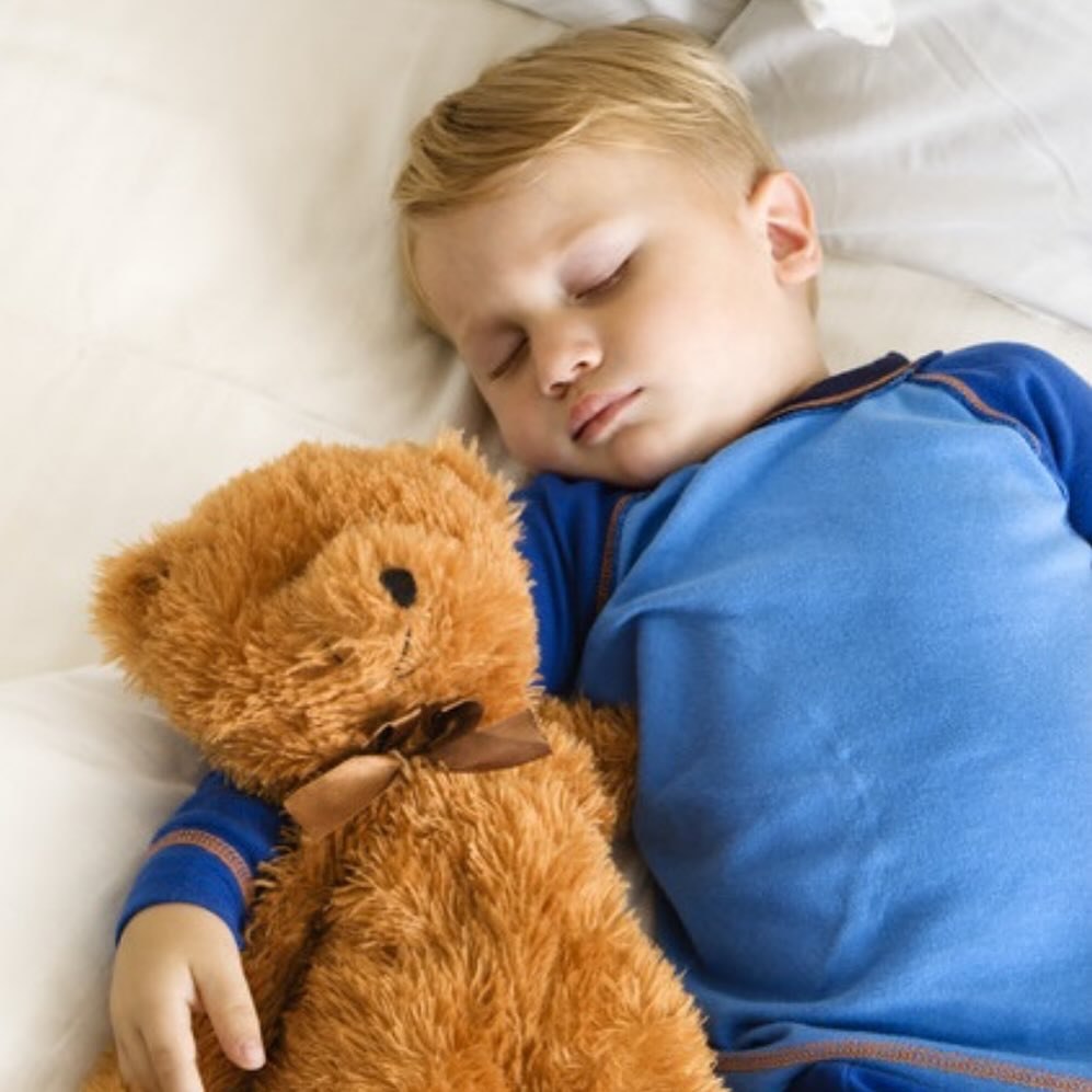 đđ€ Wereldslaapdag - Slaap is de basis van een gezonde ontwikkeling! đ«
Vandaag is het Wereldslaapdag. Een goed moment om ouders en zorgverleners aan te moedigen om aandacht te besteden aan de slaapproblemen van kinderen!
đĄ Wist je dat slaap niet alleen essentieel is voor groei, maar ook voor concentratie, gedrag en algeheel welzijn? Veel kinderen hebben moeite met slapen. Onze kinderslaapoefentherapeut kan helpen om betere slaapgewoonten aan te leren en de rust te verbeteren.
Veelvoorkomende slaapproblemen die wij zien:
-đ€ In slaap vallen
-đ€ Veelvuldig wakker worden
-đ€ Slecht slaapritme
-đ€ Nachtmerries of nachtterrors
-đ€ Slapenloosheid
â Onze kinderslaapoefentherapeut kan gezinnen helpen om gezonde slaapgewoonten aan te leren en de kwaliteit van de nachtrust te verbeteren. Heb jij tips of ervaringen om te delen? Laat het ons weten!
#slaapoefentherapie #kinderslaaptherapeut #kinderoefentherapie #kinderoefentherapeut #kinderfysiotherapie #kinderfysiotherapeut #motorischeontwikkeling #motoriek #mijlpaal #grovemotoriek #fijnemotoriek #baby #peuter #kleuter #schoolkind
#kinderoefentherapie_zn #Wormerveer