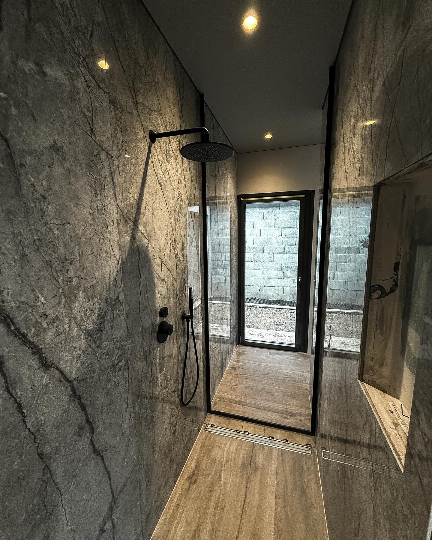 Murs en effet marbre grand format (120x280 cm) pour une élégance sobre, sol en effet bois (30x240 cm) pour une touche de chaleur, et un banc intégré dans la douche pour allier confort et fonctionnalité. Un design épuré où chaque détail invite au bien-être.
Vasque sur mesure réalisée dans le même carreau que la faïence, pour une continuité visuelle et une harmonie parfaite.