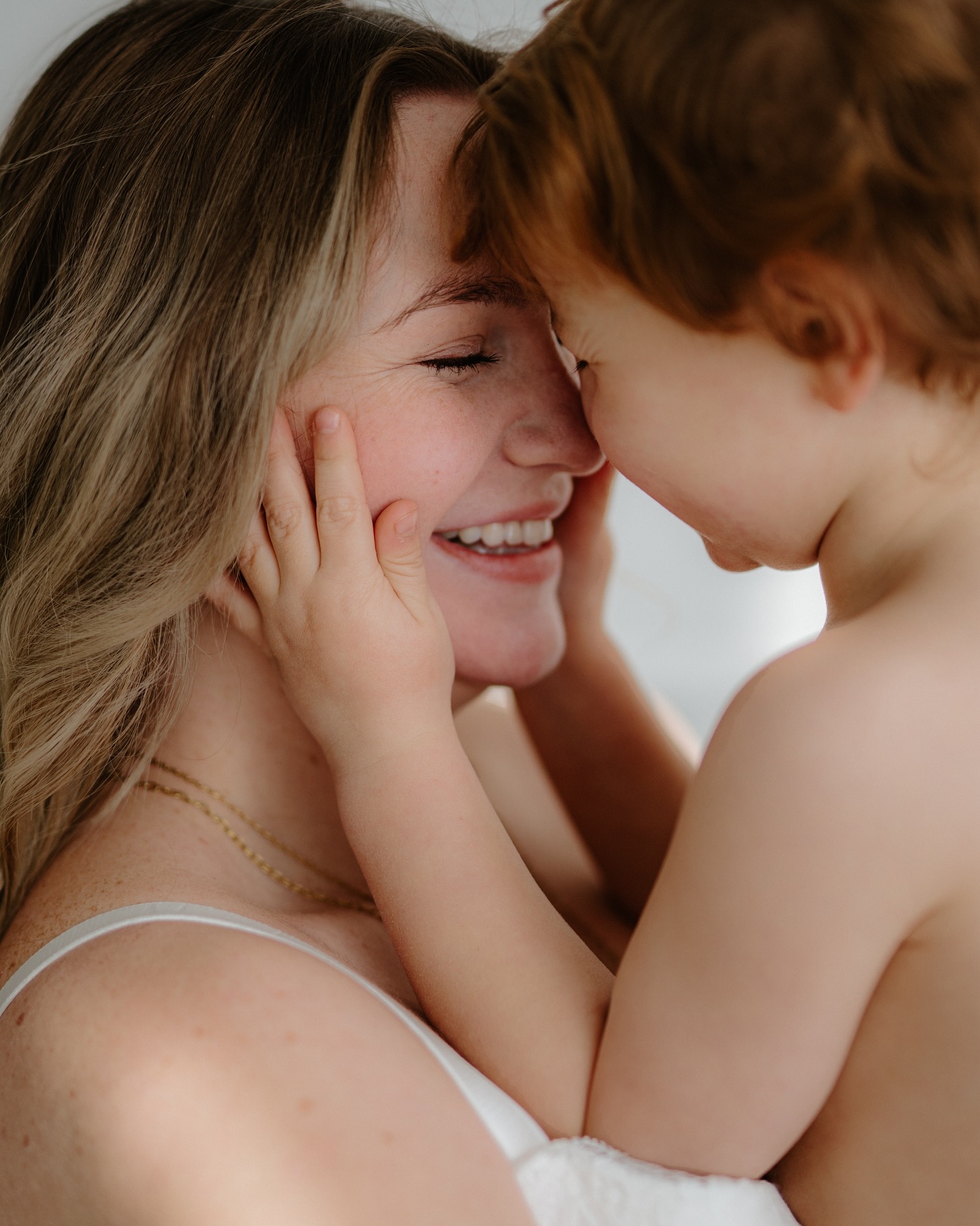 Studio-Shooting – natürlich, modern & echt ✨
Einfach so, wie ihr seid – echt, innig und voller Liebe. 💛 Ich liebe es, die besondere Verbindung zwischen Mama und Kind festzuhalten, in einem Look, der minimalistisch, modern und zeitlos ist. Keine steifen Posen, sondern Momente voller Nähe und Gefühl.
Wenn du Lust auf solche Aufnahmen im Fotostudio hast, melde dich gerne bei mir! 📸💫
Studio @fallstaffstudio ✨
#motherhoodphotography #minimalistischundecht #studioliebe #familienfotografie #studiofotos #studiofotografieköln