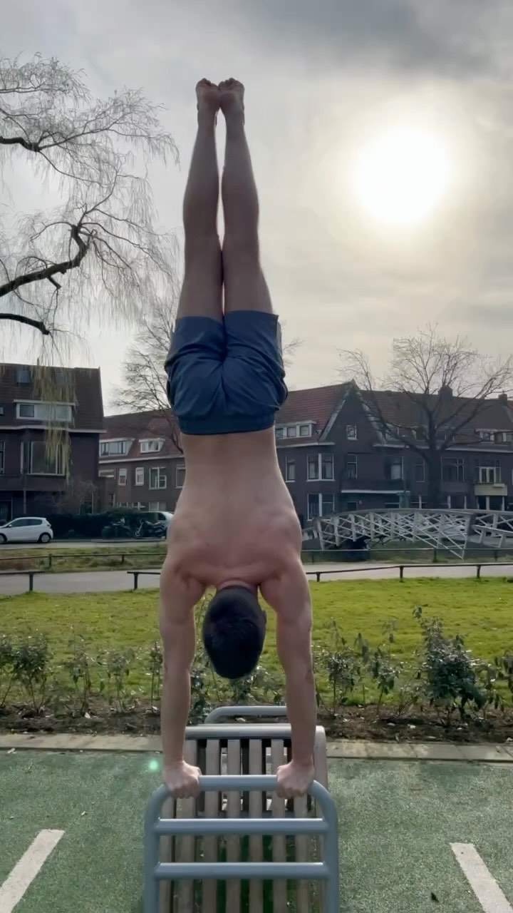 Just an aesthetic straight bar handstand shot ☀️
#straightbarhandstand #handstand #calisthenicsflow #barskills #defygravity #strengthandgrace #handstandlife