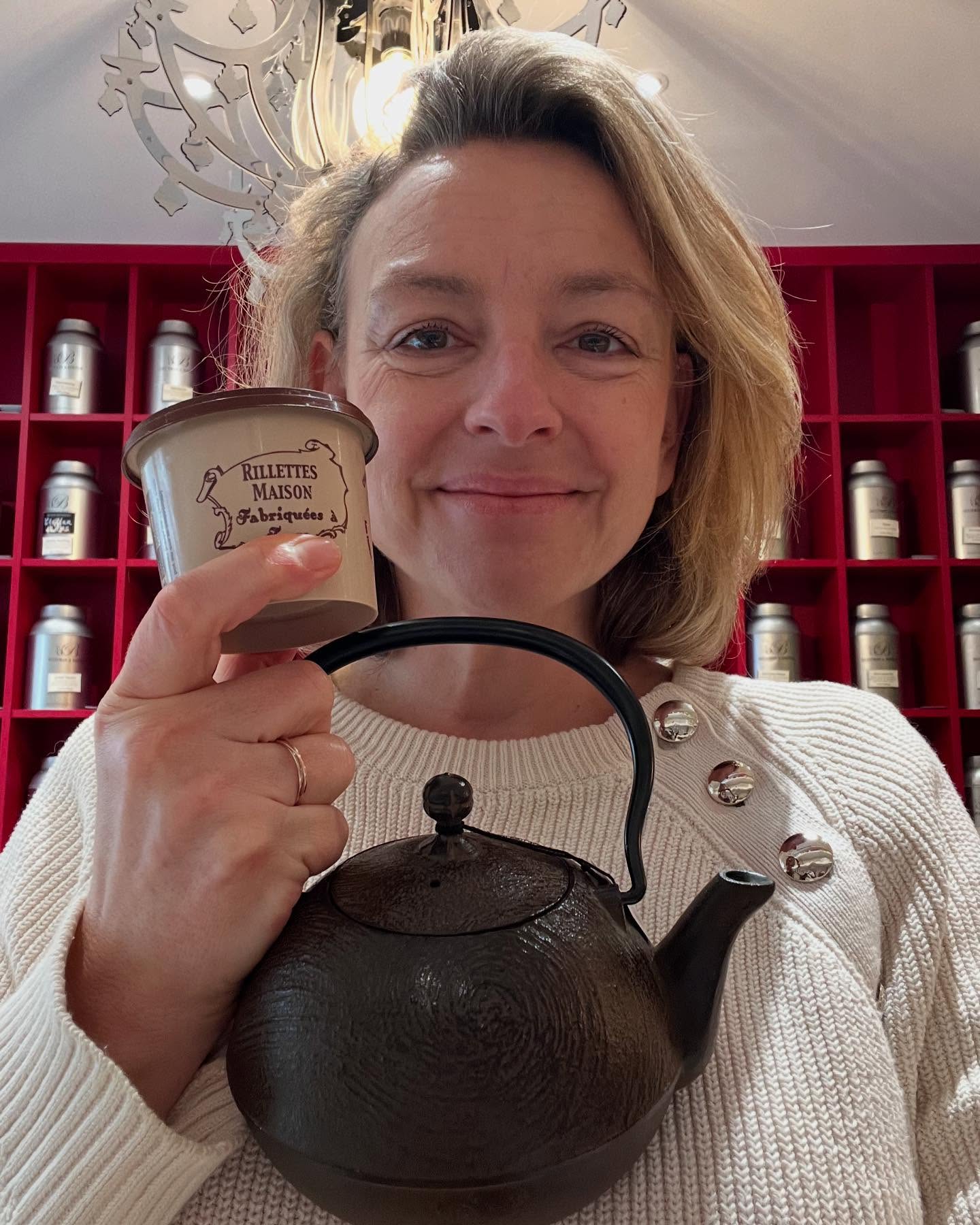 🐷 DES RILLETTES AVEC DU THÉ ?!? 🍃
Et oui ! Nul besoin de dévaliser les cavistes pour agrémenter vos apéros et dîners ! Pour celles et ceux qui ont envie de déguster de belles boissons non sucrées, saines et goûtues en accord avec leur plat, les thés et infusions - chauds, froids, pétillants, fermentés - sont des alliés précieux !
J’ai inauguré hier le cycle de 4 ateliers pratiques autour des accords mets et thés, prochaine édition en juin.
Il s’agit de vous apprendre via la dégustation de 7 bouchées sucrées et salées les techniques pour marier au mieux thés et infusions sur tout un repas.
Nous testons et dégustons ensemble, de l’apéritif en passant par la charcuterie, les tartinafes, poissons, viandes, fromages, dessert chocolat et dessert aux fruits.
Chaque session sera différente en fonction des saisons ! À offrir via nos cartes cadeaux ou à vivre tout seul ou avec vos amies !
Informations dans la bio et en MP !
tours #toursmaville #tourscity #toursvaldeloire #regioncentrevaldeloire #sortiratours #toursevenements #betjemanandbarton #toursetmoi #tisanebio #sansalcool #thenoir #teapairing #naturel #bienetre #toursvaldeloiretourisme #myloirevalley #touraineloirevalley #miam #yummy #ceramicinspirations #excentric #inthedark #danslenoir #alaveugle #accordmetsetthes #fromage #instatea #rillettedetours #tourstourisme