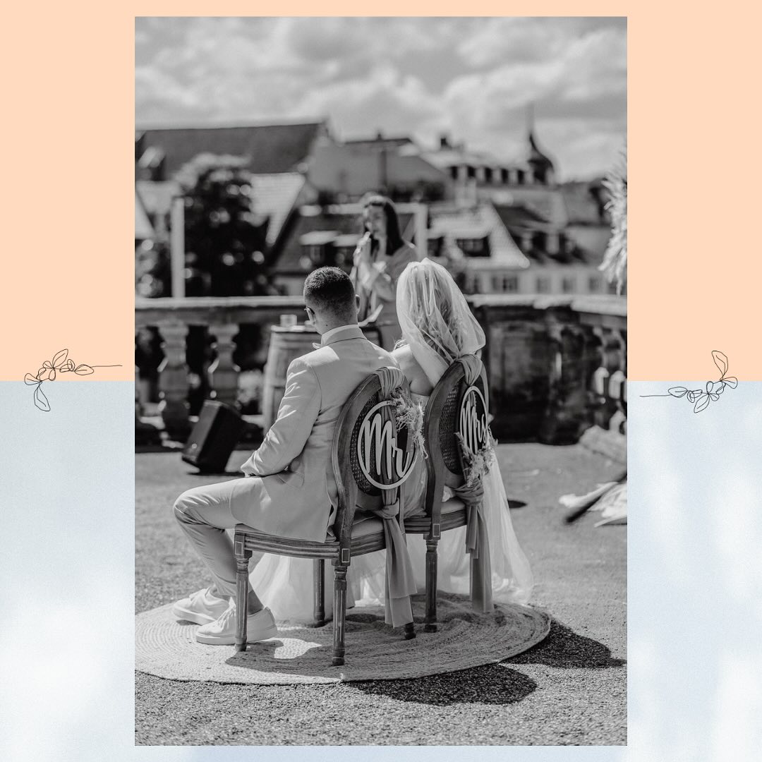 Im Anschauen von Fotoalben, egal ob analog oder digital, kann ich mich ganz schön verlieren. Bilder konservieren Augenblicke. Wertvolle Einzigartigkeiten. Sie lassen uns diese Momente nochmals durchleben, verarbeiten und einordnen.
Genau deshalb sind Bilder ein so wertvolles Gut, mit dem wir mitunter etwas sparsamer umgehen dürfen. Um deren Wert und zu Grunde liegende Momente schätzen zu lernen.
Heute teile ich mit euch Bilder, die für mich, ebenso wie für mindestens zwei weitere Personen, ein sehr großer Schatz sind. Sie lassen mich unter anderem an einen starken Wind erinnern, der so einiges umhaute, an eine vorüberziehende CSD-Parade, die mich in meinem Redeschwung kurzerhand pausieren lies aber vor allem erinnern sie mich an eine ganz zauberhafte Zeremonie, die von der energetischen Liebe eines Paares geprägt war: Laura & Bryan.
Ihr zwei. Jede Zelle eures Körpers war an diesem Tag aufgeladen. Elektrisiert von unbezwingbarer Aufregung, unzubändigender Freude und einem Haufen Romantik. Elektrisiert von den ganz großen Gefühlen. Ich entführte euch in eure gemeinsame Vergangenheit, die ohne Frage als Grundlage für einen Bilderbuch-Jugendfilm taugen könnte, wobei das Happy End sowieso außer Frage steht.
Gemeinsam schlängelten wir uns durch die bisherigen Akte eurer gemeinsamen Zeit. Der Erste: „Die Eine, die Eine oder Keine“ führte uns vor Augen, dass während einer Kennenlernphase nicht immer alles nur rosarot verlaufen muss, um am Ende die letzte Rose übergeben zu können. Außerdem durchwanderten wir alle Farben, die ein Regenbogen so zaubern kann, ohne das vorherige Lichtblitzen und Donnergrollen zu missachten. Und zu guter Letzt landeten wir an dem Punkt, der für euch in Stein gemeißelt wurde: Dass euch nicht einmal die längste Zeit aller längsten Zeiten auseinander bringen können wird.
Denn obwohl intensive Gefühle genau euer Ding sind, so ist eure Liebe eure stabilste Basis, die euch immer wieder aufs Neue zusammenführt. Sie lässt euch wachsen und beständig miteinander verbinden - auf immer eine Familie bleiben, die durch jegliche Schwingungen des Lebens schaukelt, ohne dabei erheblich aus dem Gleichgewicht zu geraten.
⬇️