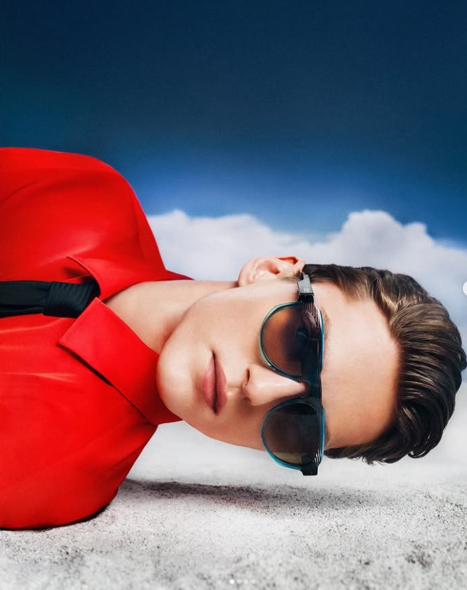 JINBAO by ETNIA BARCELONA
New models that play with contrasting colors in their laminations. This fresh approach enhances and harmonizes facial features while adding a contemporary touch.