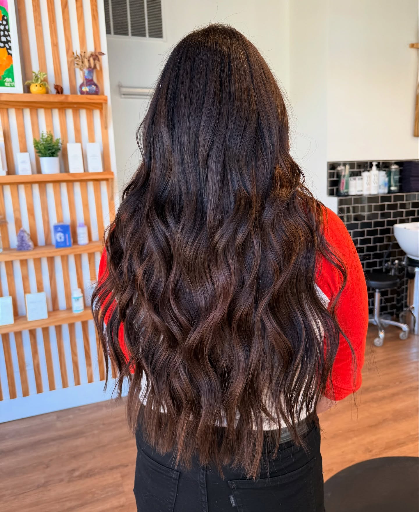 22” of @lumarinhairextensions using @musehairpro in Clio + Jade 🤎