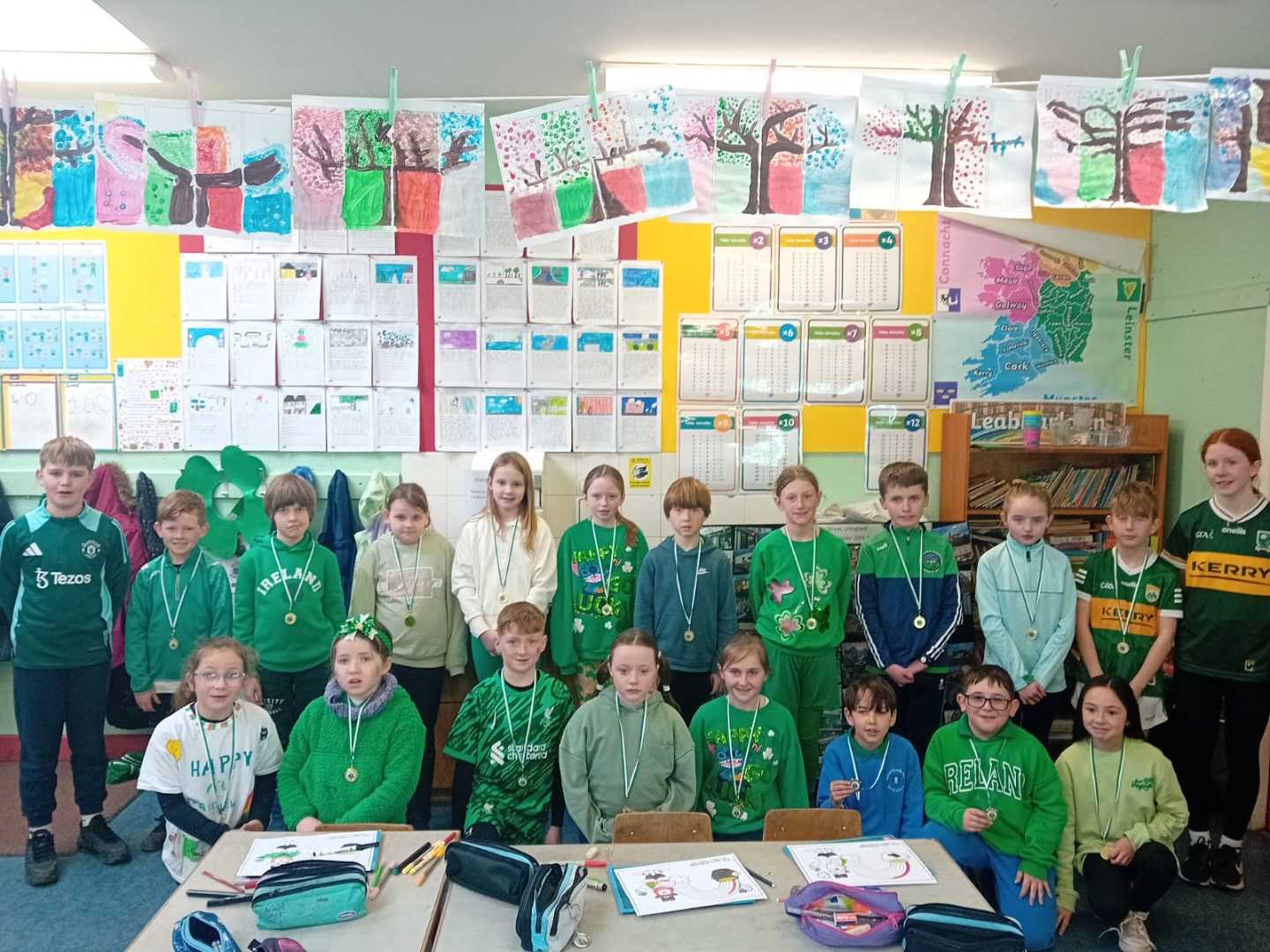 Rang a 3 with their medals from their hurling and camogie blitz ,which was conducted as gaeilge, last Friday ☘️