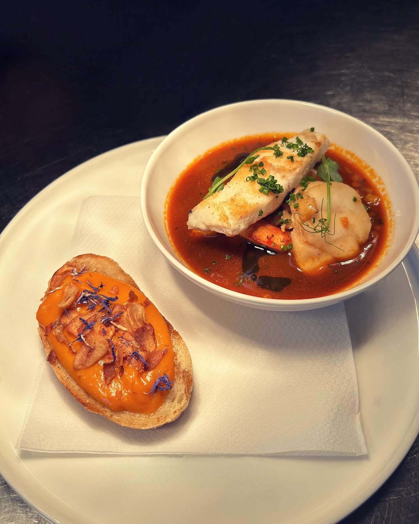 Bouillabaisse - ein Klassiker der französischen Küche 👨🍳 Unseren Gästen servieren wir im Rahmen unserer neuen Speisekarte unsere ganz eigene Interpretation der Bouillabaisse mit Rouille & geröstetem Baguette ⭐️
#bouillabaisse #edelfischsuppe #kochhandwerk #französischeküche #wertheim #bestenheiderstuben