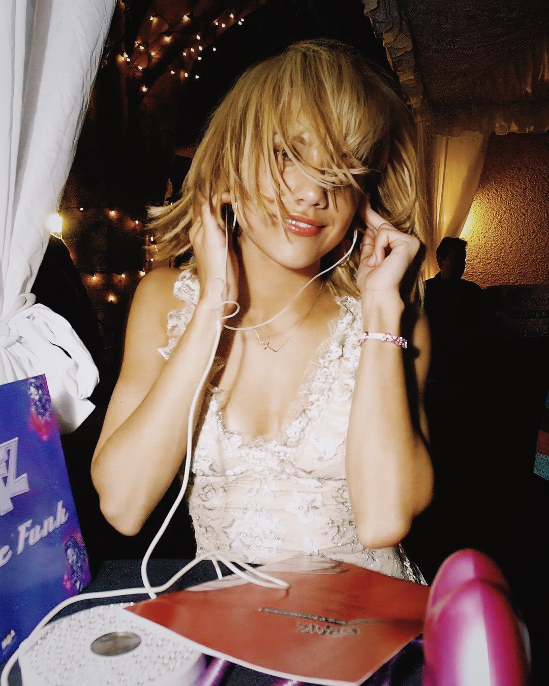 I just know she would love this song… Brittany Murphy being an angel in the BRATZ Backstage tent at the Teen Choice Awards 2003. 💿🌹
#popculture #brittanymurphy #bratz #y2kaesthetic #y2knostalgia #popculturemedia #popcultureblog #brittanymurphyforever #brittanymurphyfan