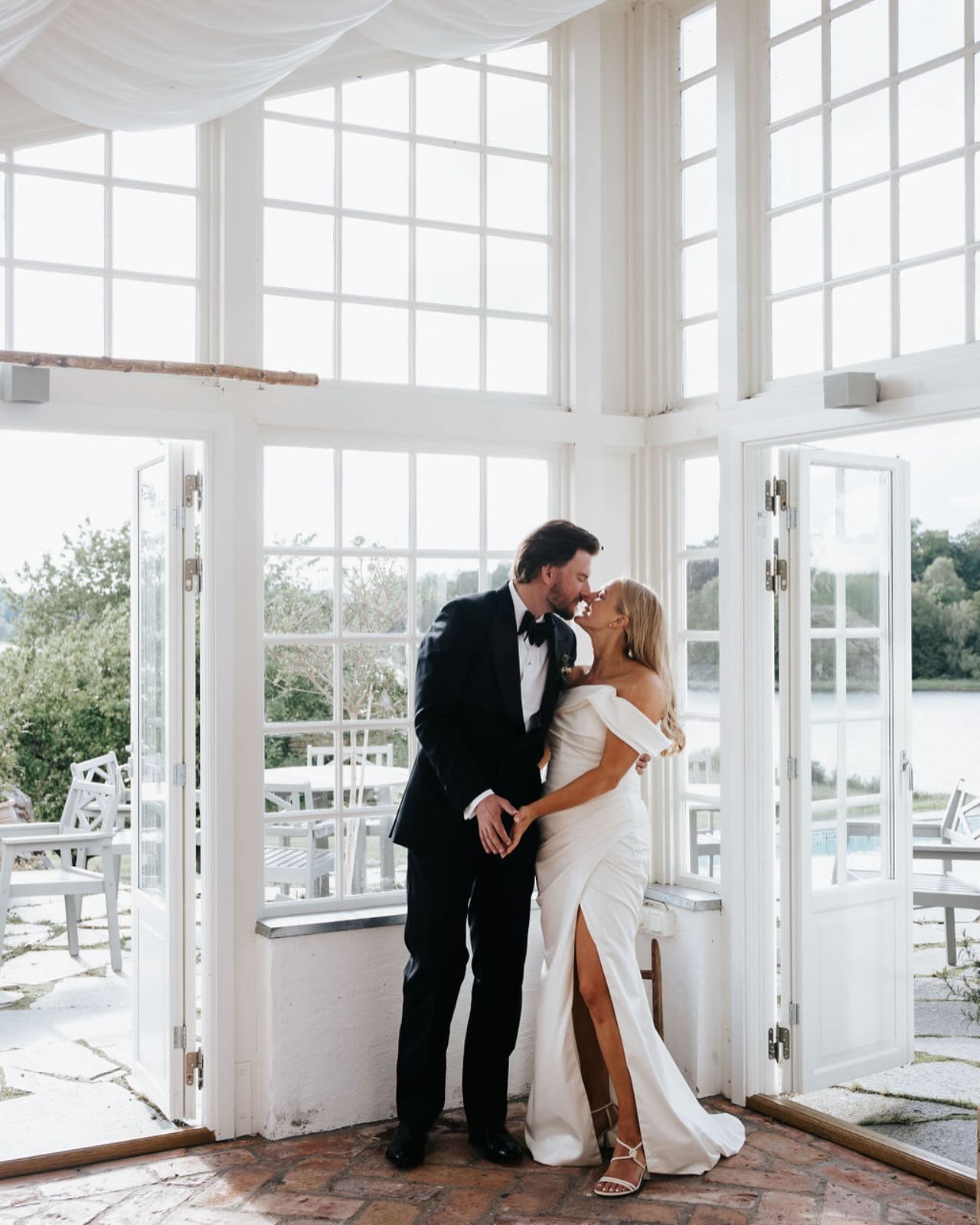 Vet ni vad det svåraste jag tycker det är med att vara bröllopsfotograf i Sverige är? Klimatet och naturen!
En månad är en plats magisk, någon månad senare är den jätte dålig att fota på. Regn och rusk, natur som ständigt skiftar, ja ni fattar. Min största utmaning dessa 10 åren som bröllopsfotograf, helt klart.
MEN- det finns såklart lösningar på det. Till exempel så är ett sånt här orangeri guld att ha som plan att fotas i under sin bröllopsdag. Då spelar det ingen roll vad Sverige bestämmer sig för att leverera för väder! 🌿