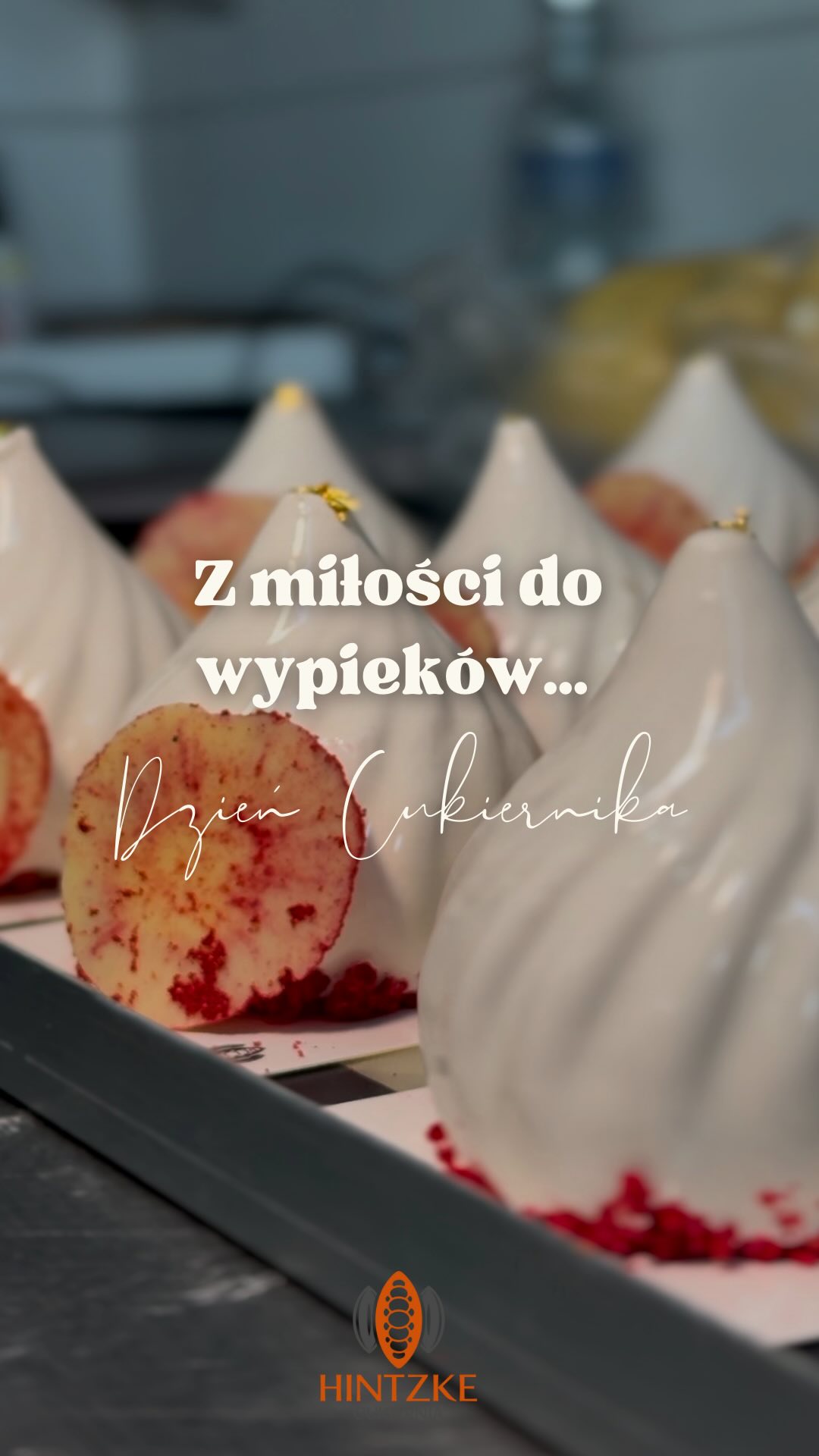 Z okazji Dnia Piekarza i Cukiernika zabieramy Was na backstage naszej rzemieślniczej pracy! 🥐🎂 Każdy chleb, ciasto i wypiek to efekt pasji i zaangażowania naszych wspaniałych pracowników. Dziękujemy, że możemy dzielić się z Wami tym, co tworzymy każdego dnia! 💛Świętujcie z nami – napiszcie w komentarzu, jaki wypiek lubicie najbardziej! 🍞👇