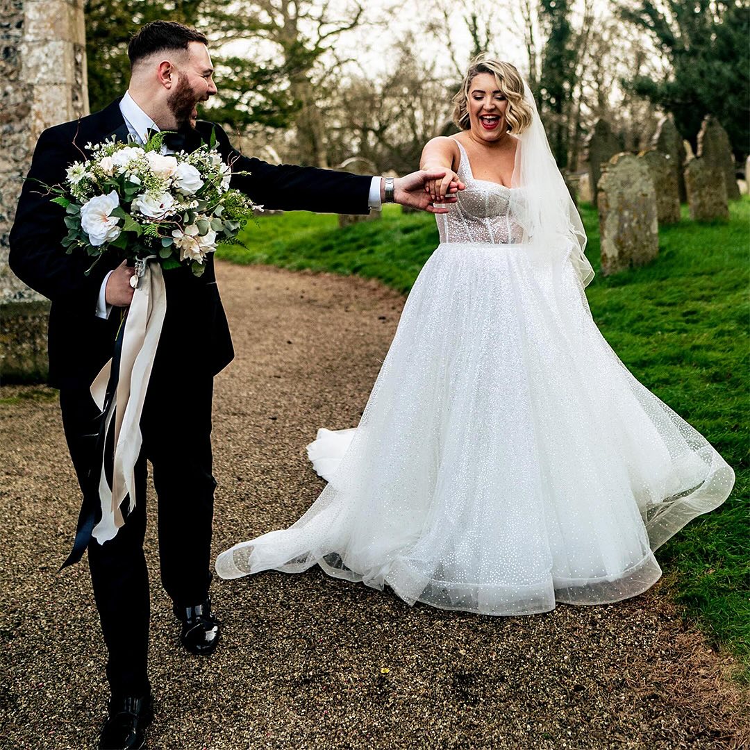 Ria & James | Octagon Barn 📸