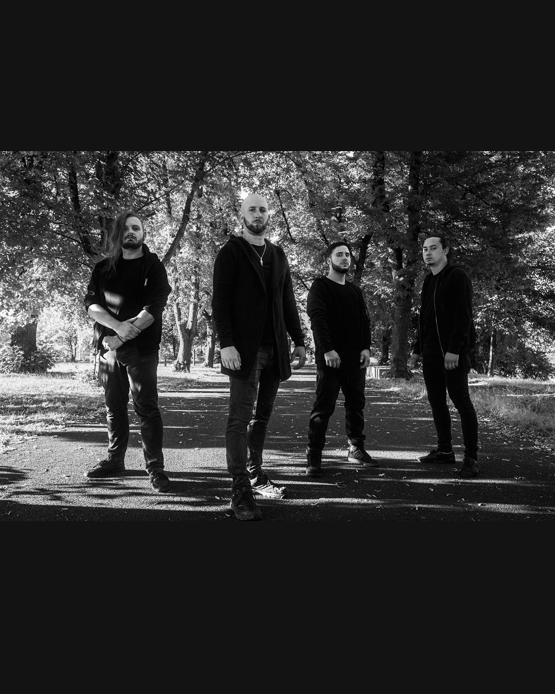 INNERSPHERE
Melodic Death Metal, CZ
Innersphere ist eine Melodic-Death-Metal-Band aus Pilsen, Tschechien, die seit 2016 aktiv ist. Dieses Vierer-Gespann verbindet Elemente verschiedener Metal- und Rock-Subgenres – Einflüsse aus Progressive, Thrash, Black und Doom Metal sind deutlich erkennbar. Ihre Musik ist größtenteils melancholisch und melodisch, behält jedoch stets aggressive Elemente bei. In den letzten Alben liegt der Fokus zunehmend auf Atmosphäre und epischer Klanggestaltung.
Das Ziel von Innersphere ist seit jeher dasselbe: einzigartige Musik zu erschaffen, sie stetig weiterzuentwickeln und sie auf bestmögliche Weise zu den Menschen zu bringen.
„Musik ist unsere Leidenschaft, und wir glauben, dass unsere Fans das genau spüren.“ 🤘
@altefeuerwehrhalle
#melodicdeathmetal #innersphere #kulturvereingast #altefeuerwehrhallegallneukirchen