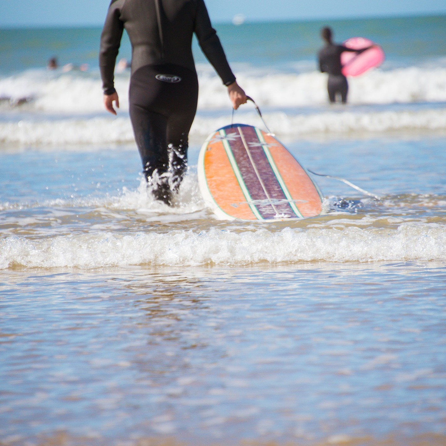 🌊 Vagues & lumière : une parenthèse surf au bord de l’océan
Se réveiller avec le murmure des vagues, enfiler sa combinaison encore humide, sentir le sel sur sa peau et plonger dans l’infini… 🌊✨ Dans mon dernier article, je vous emmène à travers mon regard de photographe, capturer ces instants où la mer et la lumière s’unissent en un instant suspendu.
📷 Un journal, une passion, une trace de lumière…
👉 Découvrez l’article ici : https://www.brin-de-lune.fr/post/journal-photographe-nantes-vagues-lumiere
Et vous, avez-vous déjà vécu ce moment où l’océan vous emporte ? Partagez vos sensations en commentaire ! 💙👇
#PhotographeNantes #StudioBrinDeLune #SurfPhotography #OceanLover #LightChaser #SeancePhotoExterieur #WaveLife #MomentCapture #PhotographieNaturelle
#brindelune #brin-de-lune