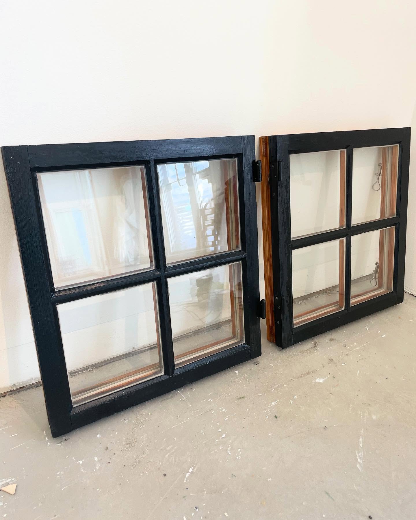 Svarta fönster är ju riktigt snyggt!🖤
Trevlig helg!
#fönster #fönsterrenovering #jämtland #östersund #duved #morinsfönsterhantverk