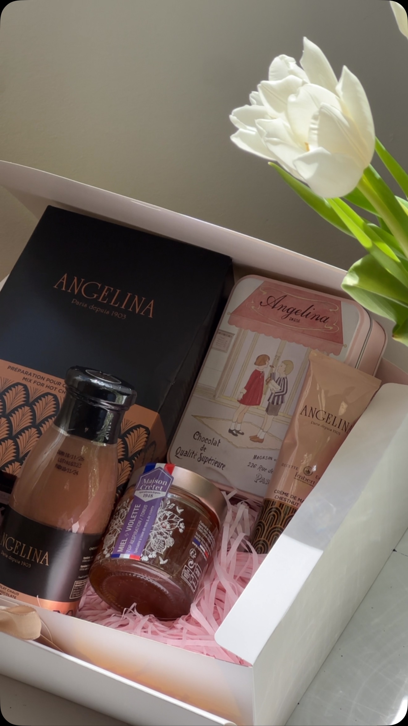 Nos especializamos en cajas de regalo cuidadosamente curadas para nacimientos, cumpleaños, fiestas y celebraciones especiales. Como franceses en Madrid, traemos un toque único y chic con productos de Francia.
#cajaderegalo #cajaspersonalizadas #cajasderegalo #madrid #parisianstyle #premiumbox #parisianchic #feliz #gift #angelinaparis #cajaregalo #caja #chocolate #productosfranceses #felicidad #eventos #celebration @feliz_cajas_de_regalo