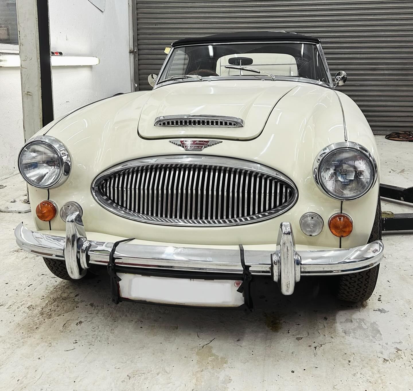 This beautiful Austin Healey 3000 was in for a few little jobs and thorough check over before the Spring
.
.
#austinhealey #healey3000 #classiccar #classiccars #classiccarsdaily #restoration #fabrication #paintwork #carsofinstagram #vintagecars #photooftheday #vintage
#metalshaping #panelbeating