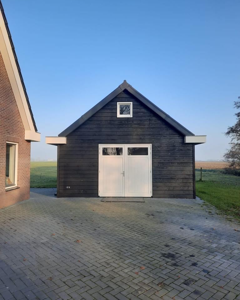 Voor dit leuke schuurtje zijn dubbele garagedeuren uit onze vaste voorraad gebruikt😍
Het voordeel van deze garagedeuren is dat deze er breed zijn en helemaal opengezet kunnen worden, hierdoor kan er een brede doorgang gecreëerd worden.
Wil jij ook zulke leuke deuren? Kijk op onze website of stuur ons een berichtje voor de mogelijkheden.
#edvanduinkozijnen #kozijnen #verbouw #schuur #garage #deuren #woningen