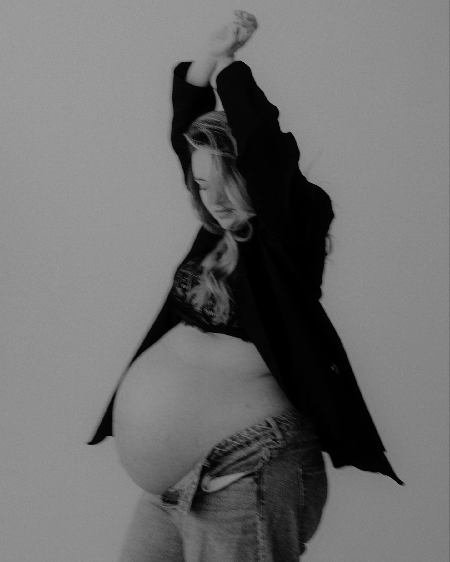 Kinder haben ihren eigenen Kopf – und genau das liebe ich so sehr! Beim Shooting mit Kindern weiß man nie, was passiert: Mal klappt alles wie von Zauberhand, mal haben sie ganz andere Pläne. 🤭✨
Mein Rezept für gelungene Fotos?
Nichts erzwingen und einfach Spaß haben! Kinder brauchen Raum, um sie selbst zu sein. Dann entstehen Momente, die so echt, wild und wunderbar sind wie sie selbst.
Erwartet nicht, dass alles perfekt läuft – sondern freut euch auf eine Überraschungstüte voller unvergesslicher Augenblicke! 🎈✨
Studio: @fallstaffstudio
#familienfotografie #authentisch