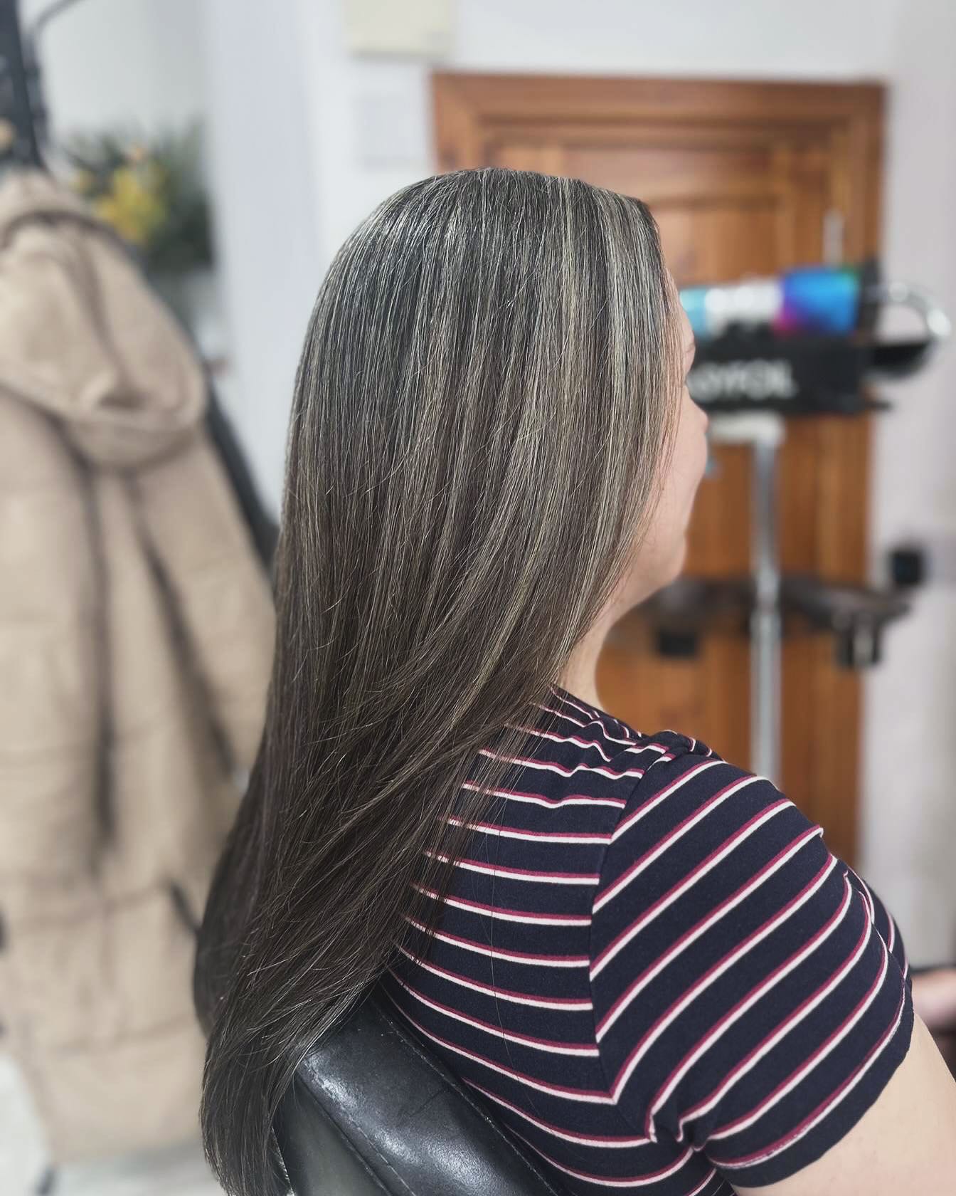 Going from box dyed hair to embracing your natural highlights never looked better ! and the process has begun ✨
🩶hair done by Honie 🩶