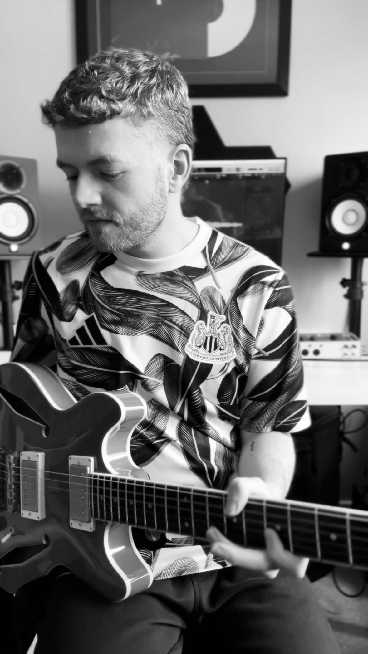 Howay the lads! ⚫⚪
•
#NUFC #HowayTheLads #LocalHero #AlanShearer #StJamesPark #ToonArmy #CarabaoCup #CupRun #PremierLeague #NewcastleUnited #GuitarCover #MatchdayVibes #GeordiePride #HWTL