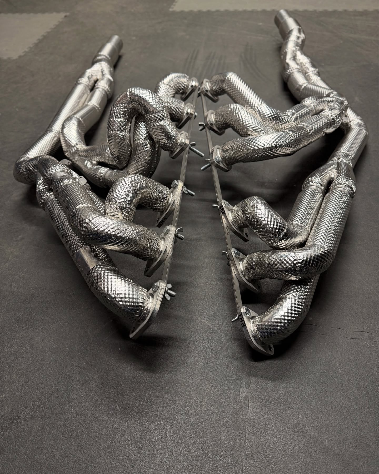 🔥 Classic XJ V12 headers by @simpsonraceexhausts , wrapped in our premium thermal management.
Lower engine bay temps = better efficiency & performance. Whether it’s a one-off project car or high-volume production, we’ve got the right materials for your build.
Want to optimise your setup? Get in touch 👇
📩 info@immico.co.uk
📲 DM us
☎️ 01923 275162
#exhaust #jaguar #xj #v12 #performance #insulation #heatshield #thermalmanagement