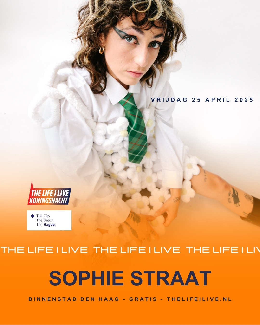 • Sophie Straat x Life I Live – 25 april, Den Haag •
Protestzangeres, kunstenaar en boegbeeld van een generatie – Sophie Straat gebruikt haar muziek om onrecht aan de kaak te stellen. Met haar debuut-EP ’T Is Niet Mijn Schuld’ (2020) won ze meteen een Edison, en sindsdien heeft ze zichzelf stevig op de kaart gezet. Haar debuutalbum Smartlap Is Niet Dood (2023) leverde nominaties op voor de 3FM Awards en de Amsterdamprijs voor de Kunst.
In 2024 bracht ze de indrukwekkende EP Gebroken Spiegels uit, opgenomen met het Metropole Orkest. Volgens De Groene Amsterdammer “zeldzaam groots opgezet en gedurfd”. Haar muziek raakt een snaar bij velen en is inmiddels al meer dan vijftien miljoen keer gestreamd.
Met optredens op festivals als Lowlands, Into The Great Wide Open en Pukkelpop, uitverkochte clubtours en haar eigen festival Protestfest in Paradiso, bewijst Sophie Straat dat het protestlied relevanter is dan ooit. Haar multidisciplinaire aanpak – van muziek tot film en fotografie – maakt haar een unieke en krachtige stem binnen de Nederlandse muziekscene.
“De revolutie is niet meer te stoppen.” ✊🔥
📍 Binnenstad Den Haag
🫰🏼 Gratis
🎶 25 April, vanaf 18:00
📷️ @tomvanhuisstede
#SophieStraat #LifeILive #DenHaag #Koningsnacht
