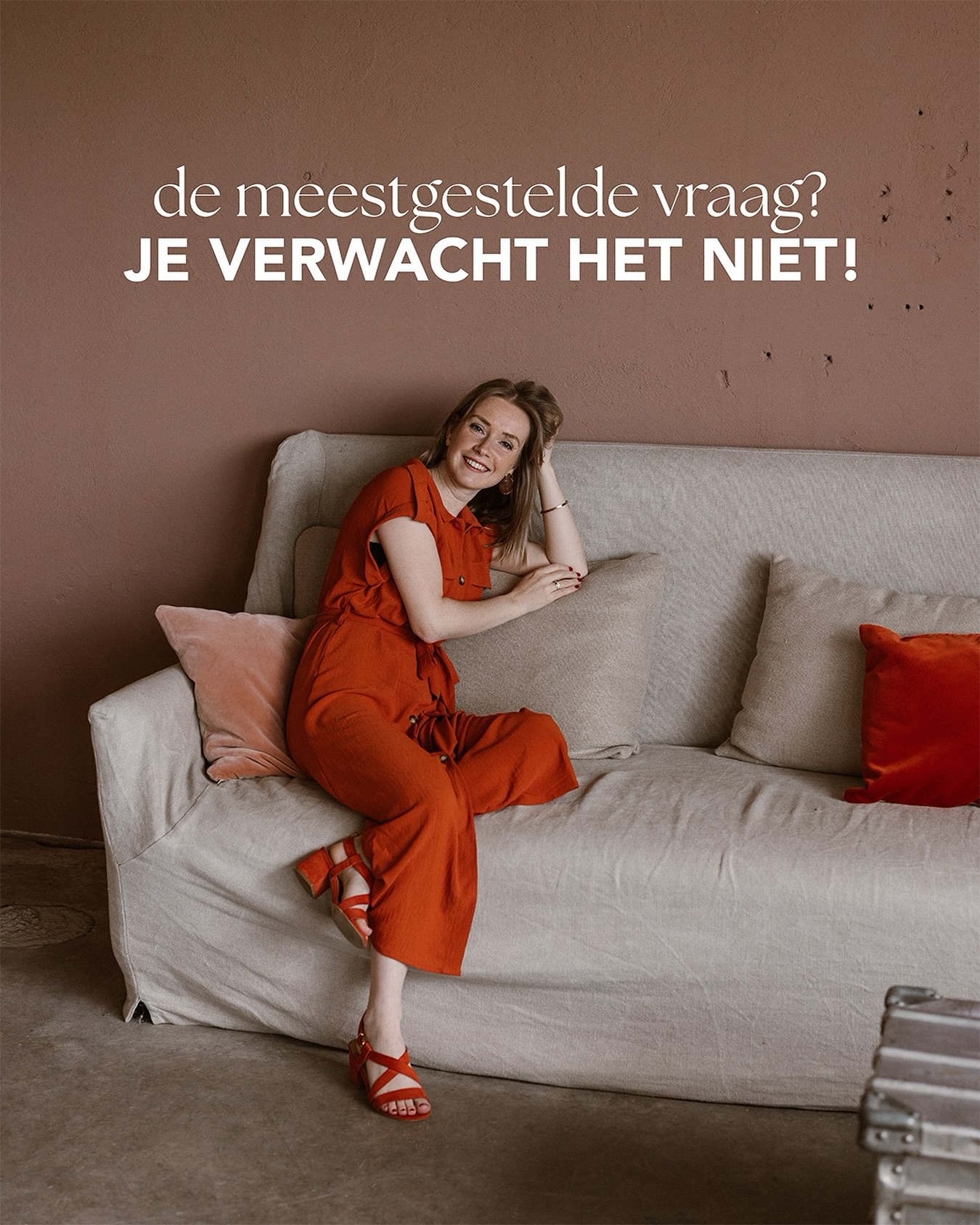 ๐๐ข๐ฌ๐ฌ๐๐ก๐ข๐๐ง ๐ฐ๐๐ฅ ๐๐ ๐ญ๐ฐ๐๐ ๐ฆ๐๐๐ฌ๐ญ ๐ ๐๐ฌ๐ญ๐๐ฅ๐๐ ๐ฏ๐ซ๐๐ ๐๐ง ๐๐ข๐ ๐ข๐ค ๐ญ๐ ๐ก๐จ๐ซ๐๐ง ๐ค๐ซ๐ข๐ฃ๐ :
1๏ธโฃ Hoe ben je op de naam ๐๐ต๐ถ๐ฅ๐ช๐ฐ ๐๐ฐ๐ฐ๐ฅ gekomen?
2๏ธโฃ En waarom is jouw huisstijl dan niet rood?! ๐ค
Nou, here we go! ๐ค
Ik ben beeldmaker in hart en nieren en heb een liefde voor alles wat met creรซren te maken heeft. Van interieurontwerp tot fotografie en grafische vormgevingโik heb het allemaal gedaan. ๐๐ต๐ถ๐ฅ๐ช๐ฐ was dan ook het perfecte allesomvattende woord. Maar inmiddels heb ik interieurontwerp achter me gelaten en ligt mijn focus op fotografie. En waar ik echt van aanga? Projecten waarbij fotografie en grafisch ontwerp samenkomen ๐ฅ๐ธ
๐๐ฐ๐ฐ๐ฅ is een vervorming van mijn achternaam Roijen. Maar โStudio Roijenโ vond ik net iets tรฉ voor de hand liggend. Rood klinkt krachtiger. Het is een kleur met karakter, met lef. En dat past precies bij mij. Die dosis kracht zit in mijn bloed ๐ช
โMaar waarom is jouw huisstijl dan niet rood?โ ๐ค Ja, dat zou je natuurlijk wel verwachten hรจ, maar dรกรกr zit juist de kracht! Het is een knipoog naar humor en het onverwachtte. Ik hou ervan om het nรฉt allemaal anders te doen. Of beter gezegd: gewoon op mijn manier. En dat kun je ook verwachten tijdens een fotoshoot: geen standaard plaatjes, maar beelden met gevoel die รฉcht bij jou passen. Mรฉt een dosis enthousiasme en een korreltje humor.
Mijn kleuren โ oranje en roze โ stralen positiviteit, energie, warmte en vrouwelijkheid uit. En dat is precies wat je ervaart als je met mij gaat shooten! ๐๐งก