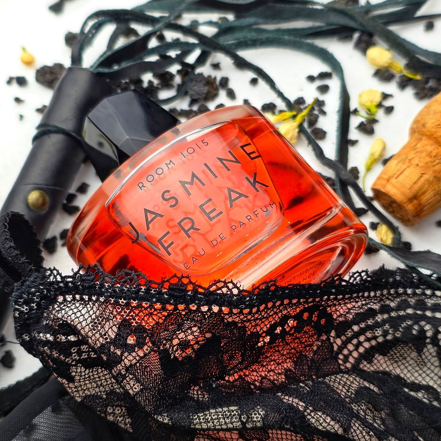 The newest addition to my collection, Jasmine Freak. This is a fruity floral with woody notes.
.
.
.
.
.
.
.
"This scent invites you to break the rules and defy expectations. Come as you are."
Top notes are Mango, Sweet Orange, Black Currant and Black Pepper; middle notes are Egyptian Jasmine, Indian Tuberose and Ylang Ylang; base notes are Musk and Cashmere Wood.
.
.
.
.
.
.
#perfume #nicheperfume