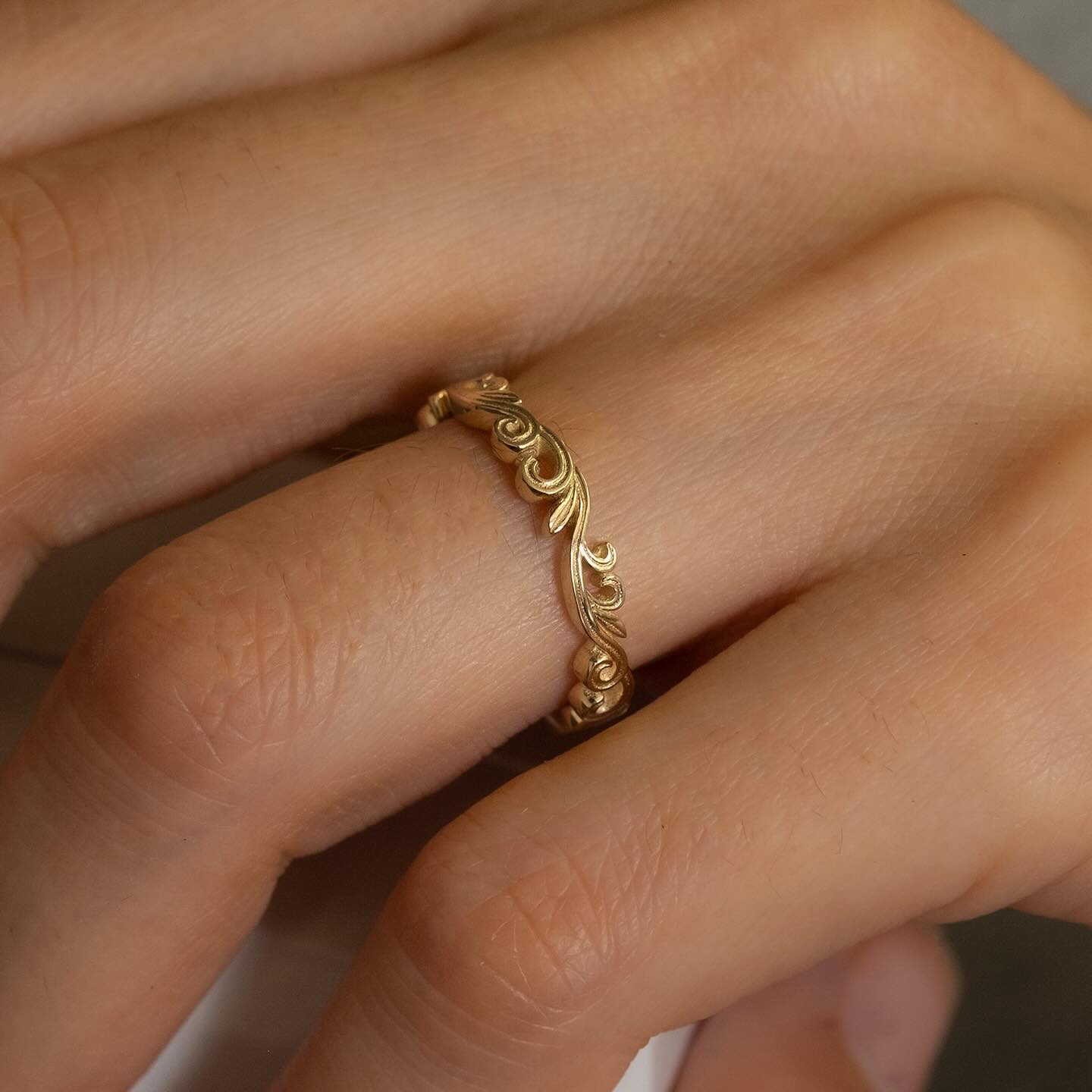 Altının eşsiz parlaklığı Vintage dokunuşlarla bir araya geldi “Anna” 💫🌟
Ürünlerimizi www.bouceg.com adresli web sitemizden ya da Bursa’da bulunan showroomumuzdan inceleyip satın alabilirsiniz.
#vintagealyans #vintage #altinyuzuk #tasarimyuzuk #kuyumcu #alyans #düğün #nişan #hediye #evlilik