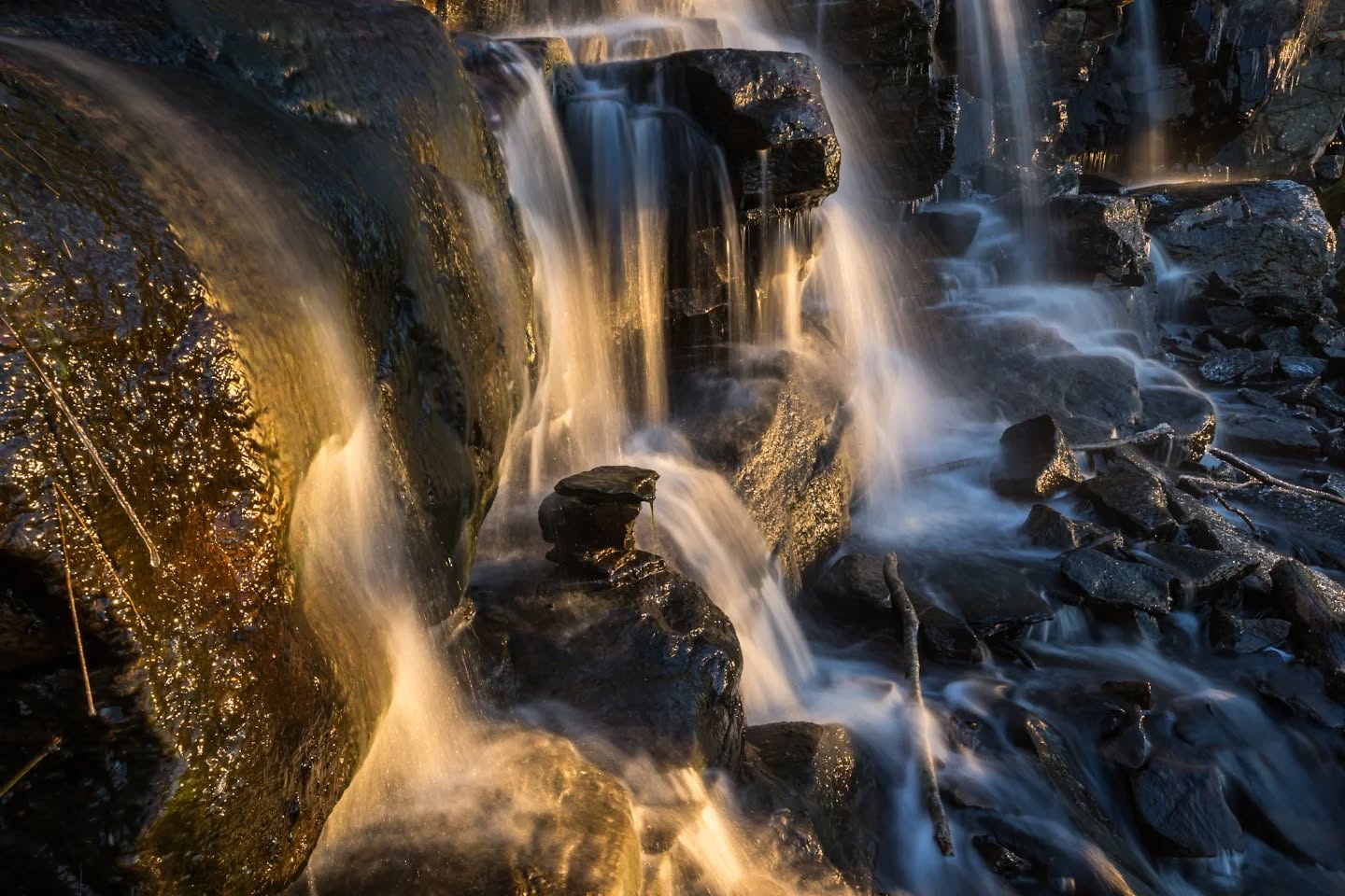 Morning by the waterfall.
#innature
#innaturephotos
#waterfall
#ramhultafallet
#goldenmorning