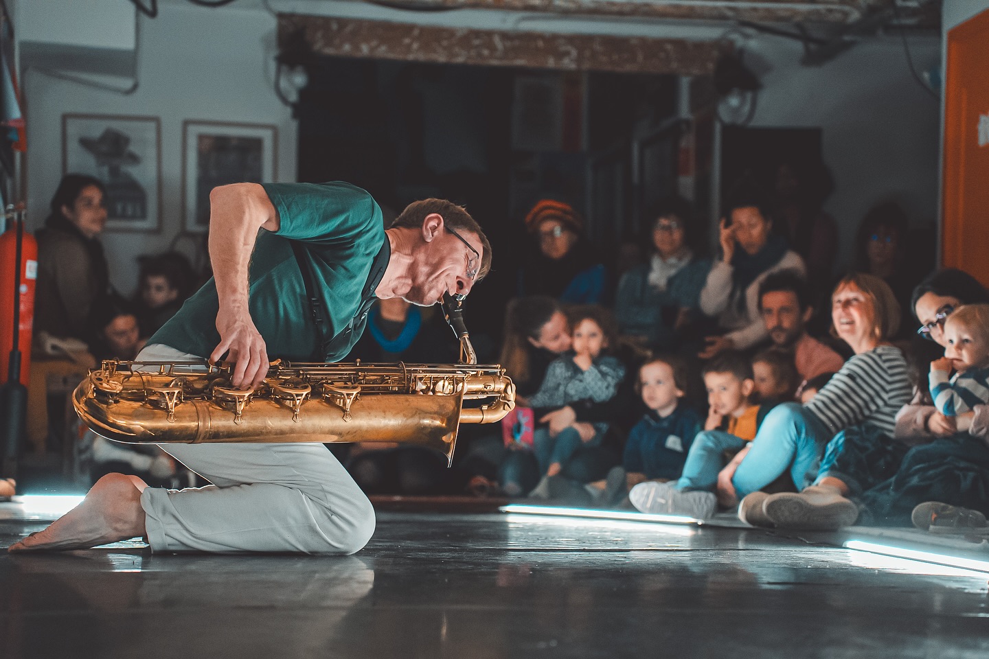 Retour sur cette première journée de lancement avec 3 spectacles tout public et un programme de rencontres professionnelles axé sur la petite enfance 🩵
Les petit•es comme les grand•es se sont régalés ✨
Merci aux compagnies Collectif à l’envers @ronanlegourierec , @compagnie_rassegna, @malucabeleza.jazz pour ces fabuleuses représentations 👏
On se retrouve demain pour les scolaires avec :
09h30 → @theatreodeon_marseille
SULTANNA LA DRAGONNE - @mariarobin_art.y.show
10h & 14h → Théâtre Fontblanche VITROLLES
BADABOUM Cie Gondwana
14h → École Ahmed Litim
ATELIER LES AMIS DE FANTOMUS
14h30 → @theatreodeon_marseille
PIERRE BLANCHE CHAT NOIR Cie d’A
📸 @ludivine.porot_production