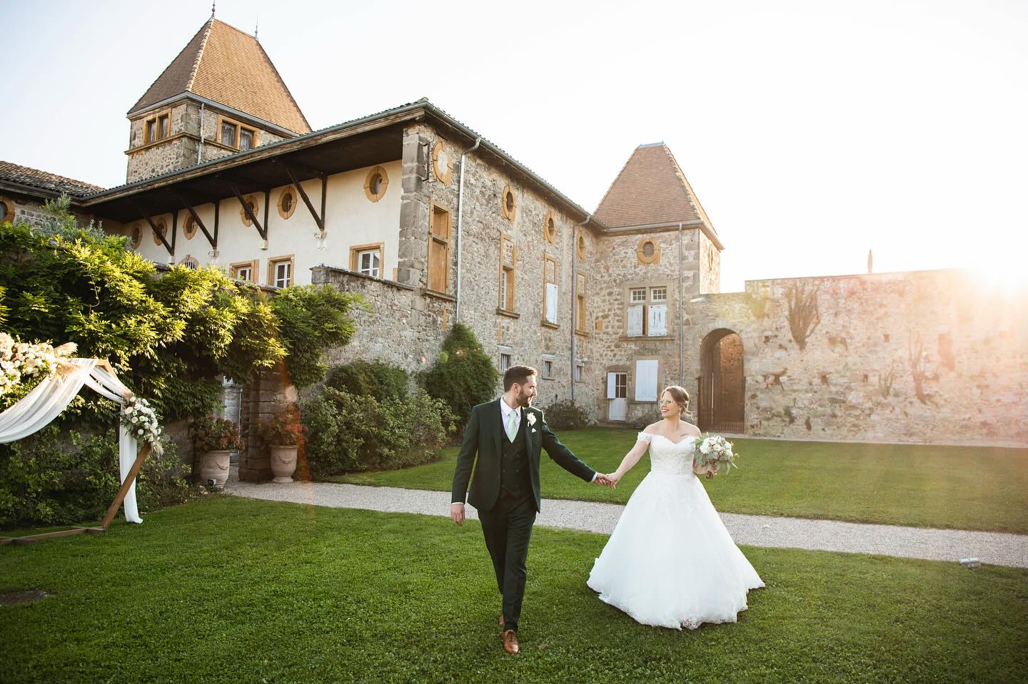 Mariage au @chateau_la_gallee 🏰
Le coucher de soleil est un moment particulièrement propice pour les photos de couple, avec une super lumière 🌅
#mariage #wedding #love #deco #bride #weddingday #amour #weddingdress #bridetobe #couple #weddingplanner #robedemariee #lyon #photographelyon #weddinginspiration #france #fashion #mariagelyon #photography #weddingphotography #reportagespotlight #beaujolais #weddingphotographer #canon5dmarkiv #canon #photographemariage #reportage