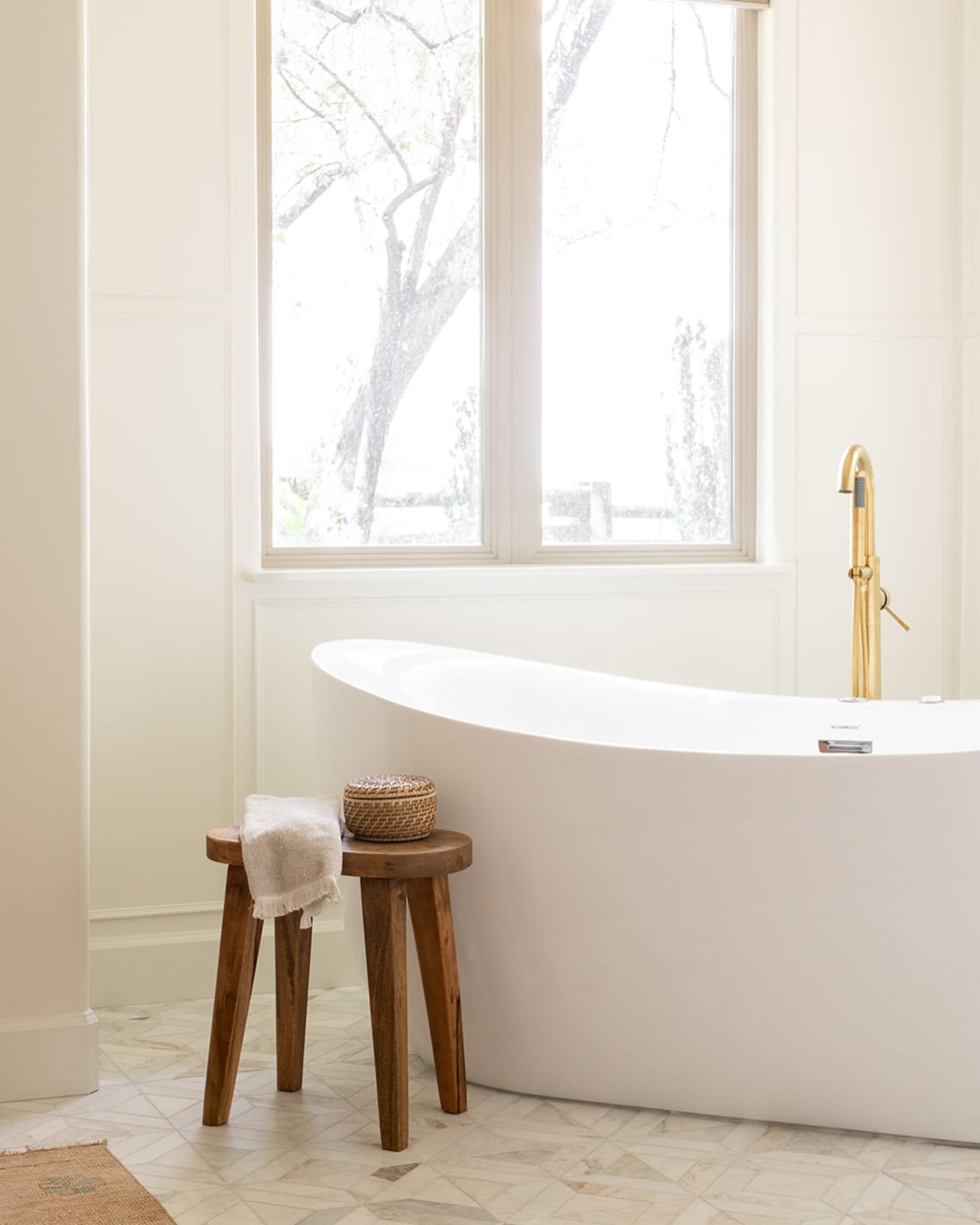 Do you love the look of a freestanding tub but don't want to give up your jacuzzi jets? We got you 😉 last year we installed this freestanding tub that has jets built-in! Before this project we actually weren't aware that that was a thing, but now we love the idea. A jetted tub gives you the spa experience but also helps save on space and looks elevated. Fun fact - did you know you can't have a chandelier over a bathtub per code? So all those photos on Pinterest you see of tubs with chandeliers - they're breakin' the rules! We permit all of our jobs to ensure quality and safety, and build everything to code. In this process we've definitely broken a few hearts telling clients we won't put a fancy light over the tub 😂 so there's your bathtub lesson for the day!
📸: @sophiawikoffphoto
#boiseinteriordesigner #boisegeneralcontractor #remodel #boise