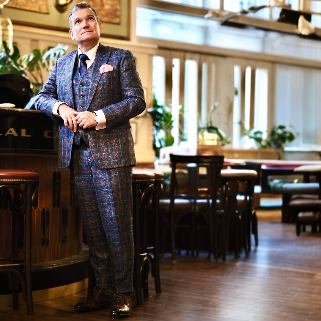 Fent! 👆
Öltöny: @gangelszabosag
Stílus: @tiborstiluslapja
Fotó: @domany_violetta
📍 @centralgrandcafe
#tiborstiluslapja #stílustippek #stílustanácsadás #stílus #TSL #gangelszabóság #suitswag #bespoketailoring #bespokesuit #reda #ootd #menswear #fashionblogger #igfashion #budapest #hungary #mfw #pfw #likeforfollow