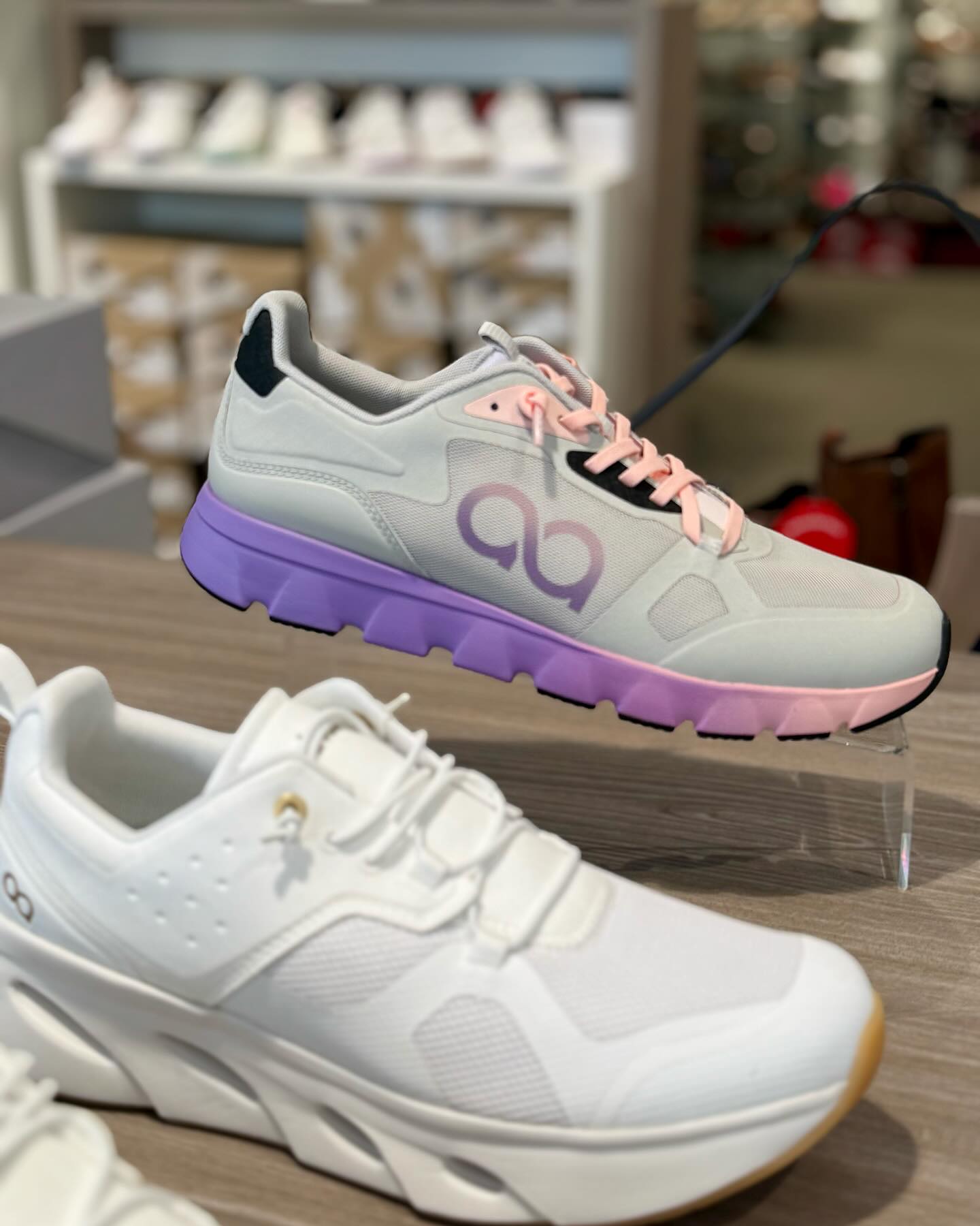 Der Ten Haag Sneaker – Dein perfekter Begleiter für den Frühling
Mit seinem minimalistischen Design und dem angenehmen Tragegefühl begleitet er dich durch die ersten warmen Tage des Jahres. Ob bei einem Spaziergang im Park oder beim Kaffee mit Freunden, dieser Sneaker passt einfach immer. Egal, ob für einen entspannten Tag in der Stadt oder einen unkomplizierten Look – dieser Sneaker passt immer.
Komm vorbei und schau dir den Ten Haag an. Vielleicht wird er dein neuer Lieblingsbegleiter.
#TenHaagSneaker #SchlichteEleganz #AlltagStil #KomfortUndDesign #SneakerVibes #sneaker #freising #