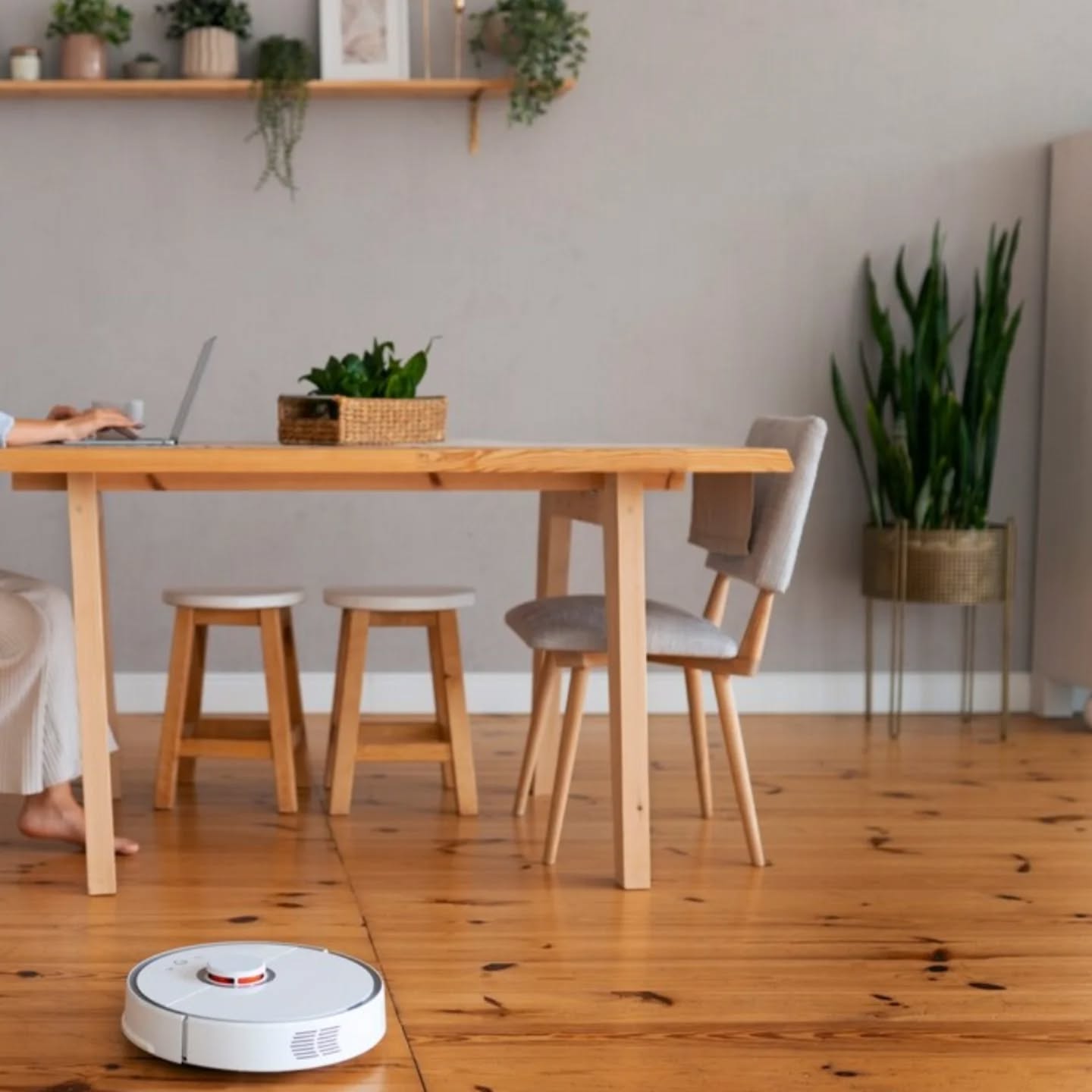 Be like a roomba: go until you hit the wall, then turn around and keep on going. 🤪
#tidyhousetidymind #organizeforlife #organizerforbusyparents
#roomba #professionalorganizer
#bayareaorganizer #amscotthome