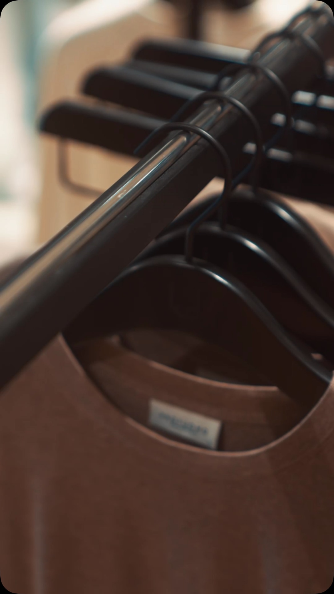 The black wooden hangers from @konijnendijkmode exude elegance, simplicity, and calm. With their sleek design, they ensure a perfect presentation and a stylish look. Crafted with quality and craftsmanship, these hangers offer the ideal combination of functionality and luxury.