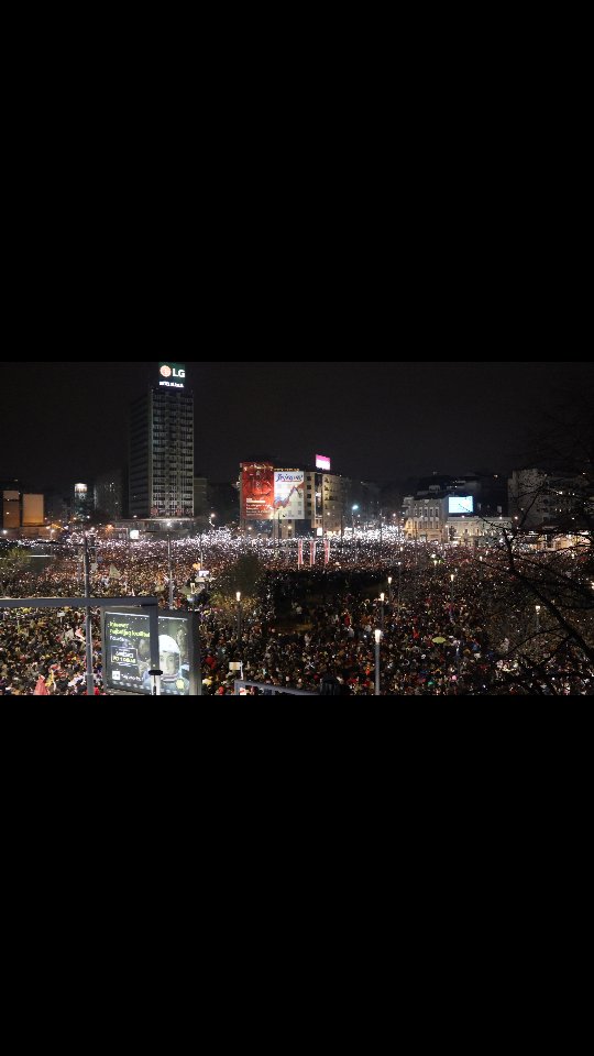 STUDENTSKI, ODNOSNO, NAJVEĆI PROTEST U ISTORIJI SRBIJE - Večeras je u Beogradu održan najveći skup istoriji Srbije i to ne ovoj novijoj, što bi rekla predmenta institucija, nego ikada, od Boja na Kosovu pa do sad. Bilo je po nekim procenama 800 000 ljudi, u Beograd nisu dakle došli samo bolesni, iznemogli i oni već mrtvi što su ih puni birački spiskovi.
Svi koji su došli, došli su dragovoljno, uprkos obustavi voznog i autobuskog saobraćaja, naprasnih radova na putu, obustavi gradskog prevoza u Beogradu... režim je u strahu razmišljao verovatno da obustavi i vazdušni i rečni sobraćaj. Džaba sve. Štaviše odluka da se zaustavi GSP je bila toliko debilna, jer ako su studenti imali marševe kroz Srbiju, pola Beograda je danas bilo na mini maršu kroz grad. Apsolutno nikoga odsustvo prevoza nije obeshrabrilo, ljudi su išli preko tramvajskih šina, a u maršu su se mogli videti i penzioneri.
Dok je 800 000 ljudi odavalo počast, u 11-om minutu odjeknuo je žamor koji je prekinuo tišininu. Buka je nastala kada su se ljudi u panici razbežali od zvučnog topa koji je ispalio snop u masu mirnih ljudi u tišini. Zvučni top i/ili incidenti sa ćacijima iz Pionirskog parka, bili su razlog da studenti objave kraj protesta i zamole građane da se udalje od skupštine.
Mnogi su bili razočarani ovom odlukom, ali kad pogledate glavonje koje su se najviše na ulici dernjale da se ide pred skupštinu... predomislite se.
Studenti za sada odlično čitaju nepisana pravila političke situacije. Nasumično nasilje od strane demonstranata ne bi ništa doprinelo. Čak ni zauzimanje skupštine, što dosta ljudi priželjkuje, ne bi uticalo. Ovo nije 5. oktobar, simbolično zauzimanje skupštine na taj način ne bi rešilo stvari.
Umesto toga pametnije je nastaviti sa pumpanjem i dizanjem tenzije. Sveopšte jedinstvo i solidarnost u društvu koja se probudila najveća je pobeda, a svaka dosadašnja akcija bila ambicioznija od prethodne. I studenti to razumeju, da bi se išlo ka cilju svaka akcija mora biti za nijansu veća od prethodne. A uz malo sreće i biće, jedinstveno ćemo da pumpamo, da blokiramo, da zborujemo, po celoj zemlji. Biće pumpa neprestana! Neće stizati da ispumpaju! #studentskiprotest #studentprotests