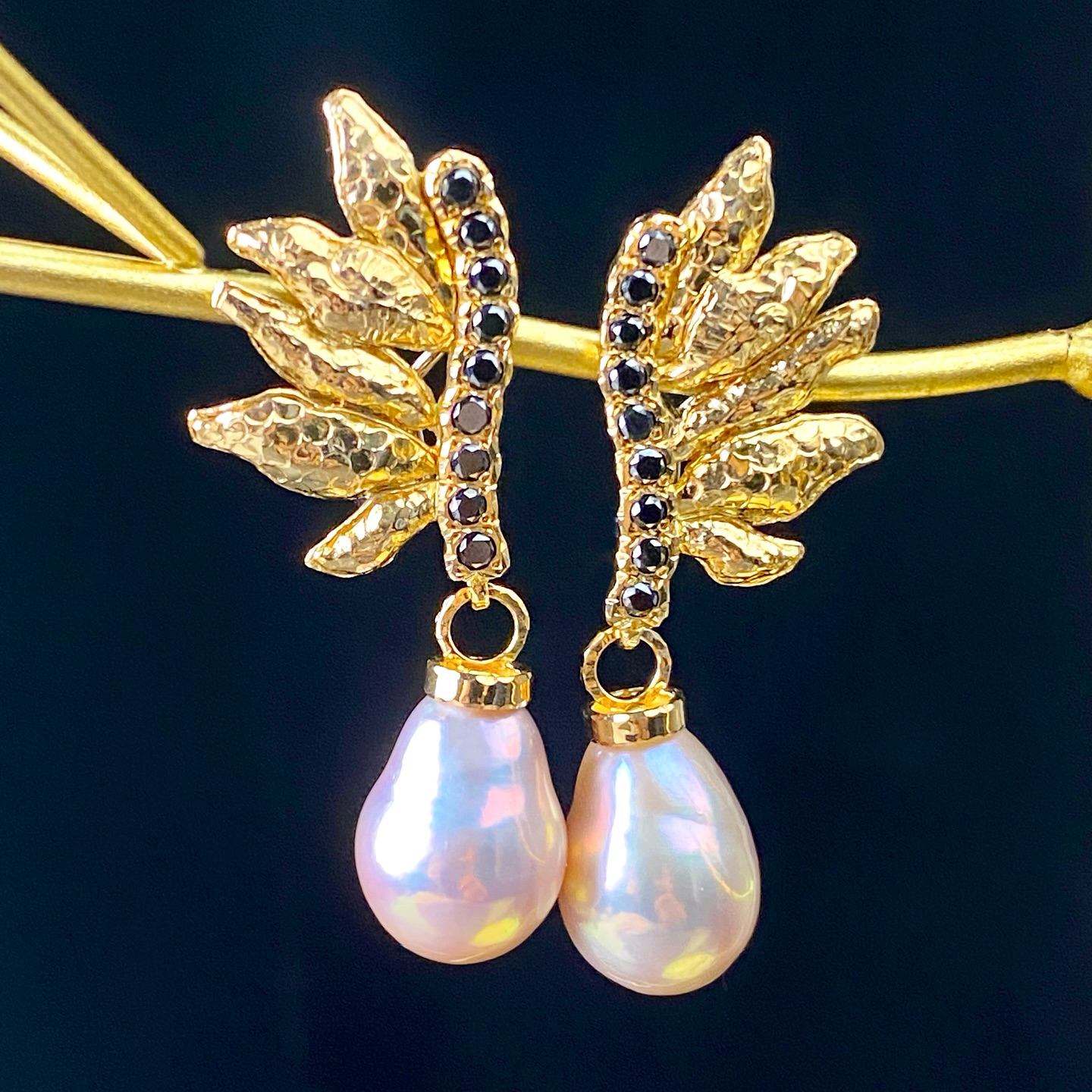 Hammered and Repoussé
earrings with gorgeous baroque pearls 💗
always handmade 💕
made with love 🫶
#margisa
#hammered
#repoussé
#handmade
#handmadejewelry
#handmadewithlove❤️
#alwaysgold
#goldearings
#byzantine
#golden
#pearls
#baroquepearl
#bigpearl
#bigpearlearrings
#rosepearl
#handicraft
#craftsmanship